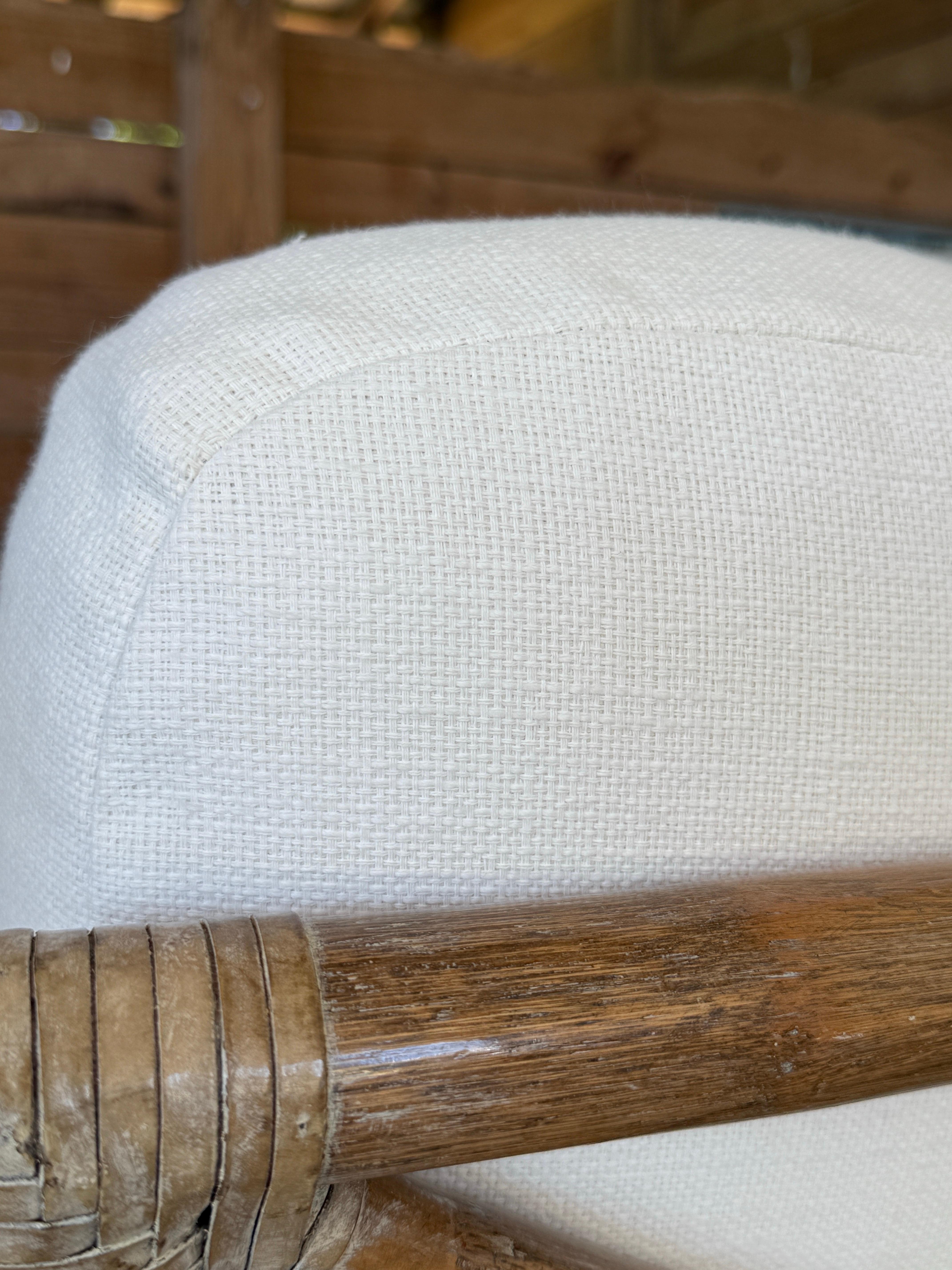 Fatto a mano McGuire - Sedie da salotto imbottite su misura in rattan organico moderno - Coppia in vendita