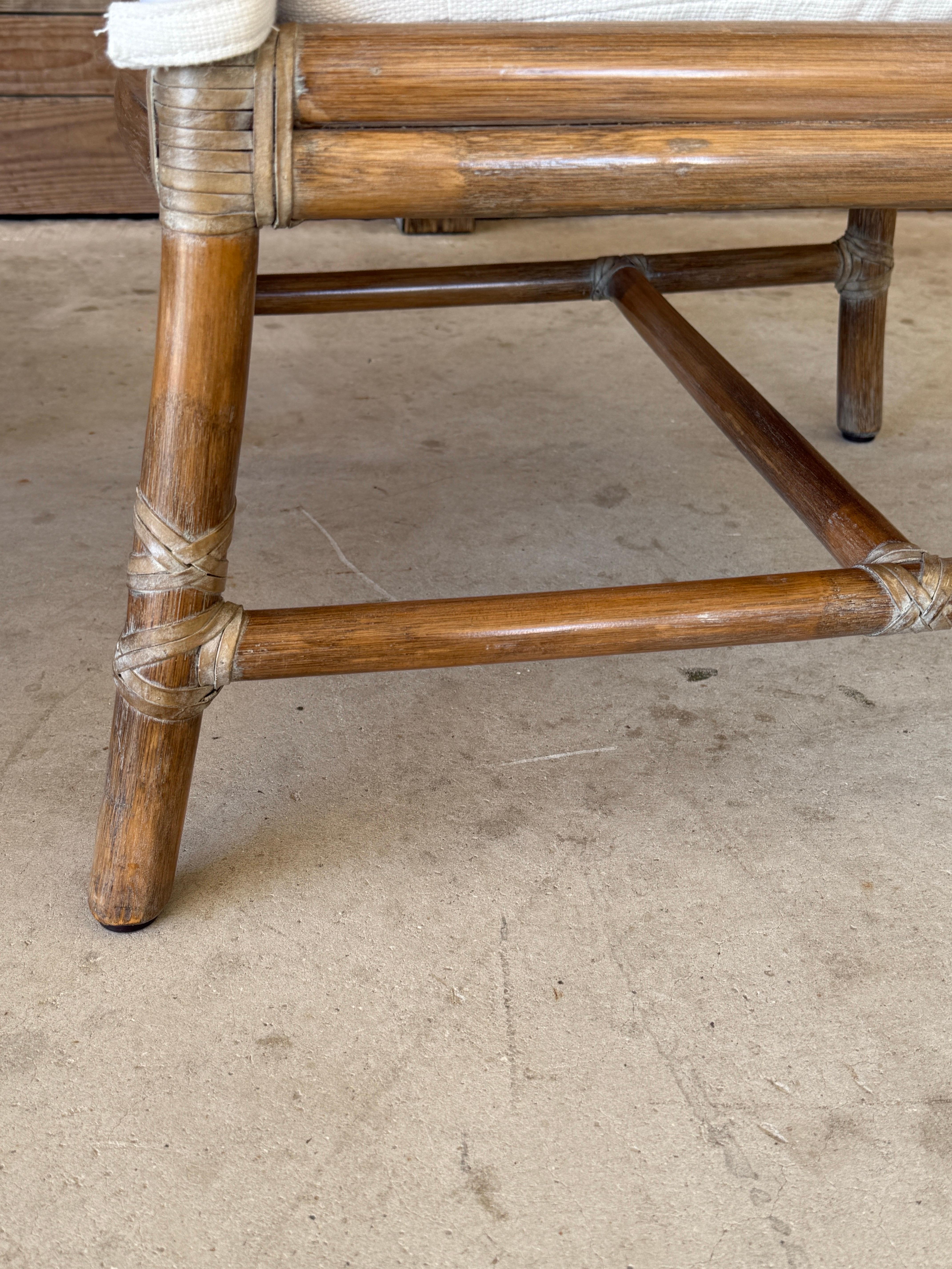 XX secolo McGuire - Sedie da salotto imbottite su misura in rattan organico moderno - Coppia in vendita