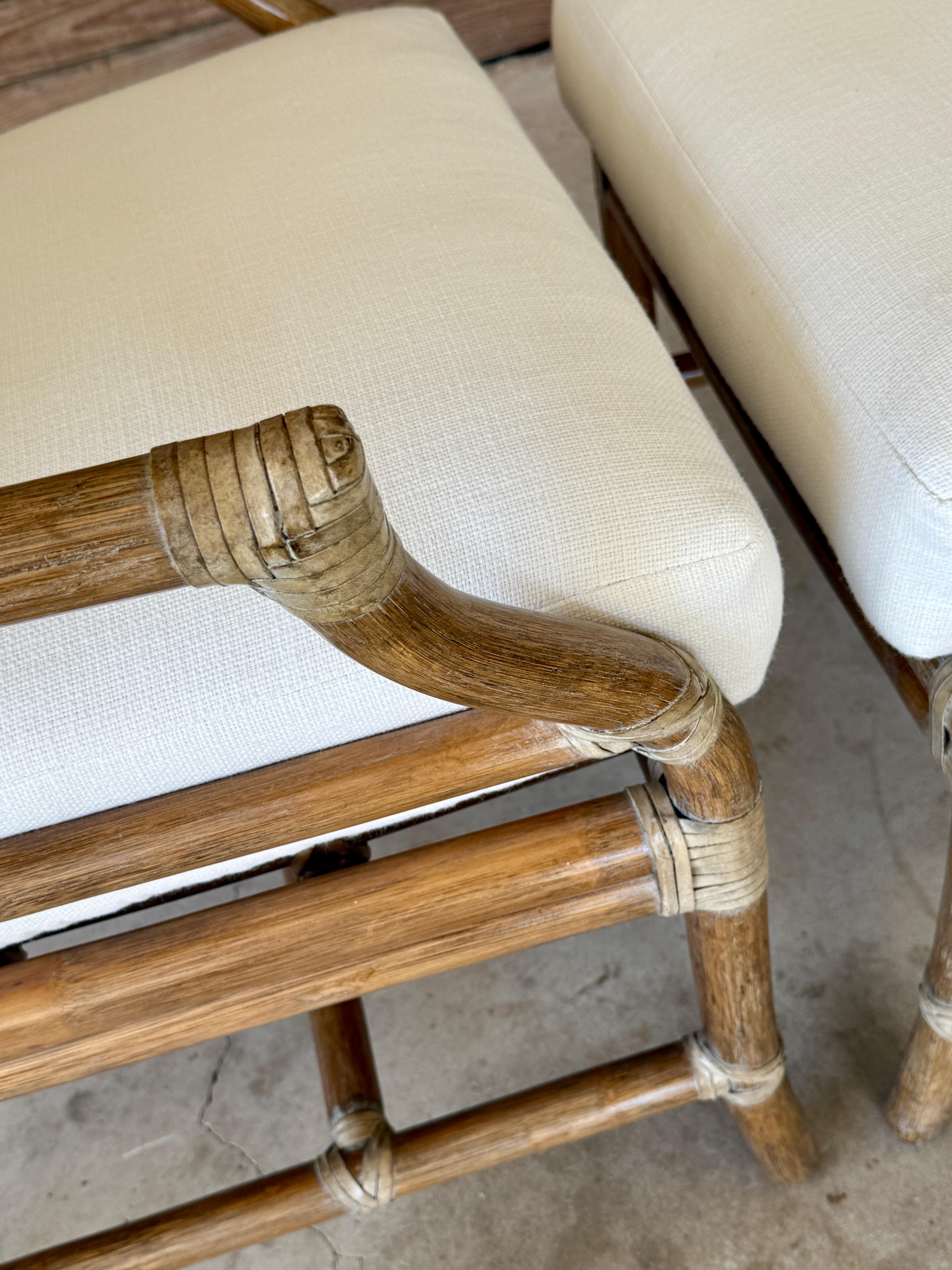 Pelle McGuire - Sedie da salotto imbottite su misura in rattan organico moderno - Coppia in vendita