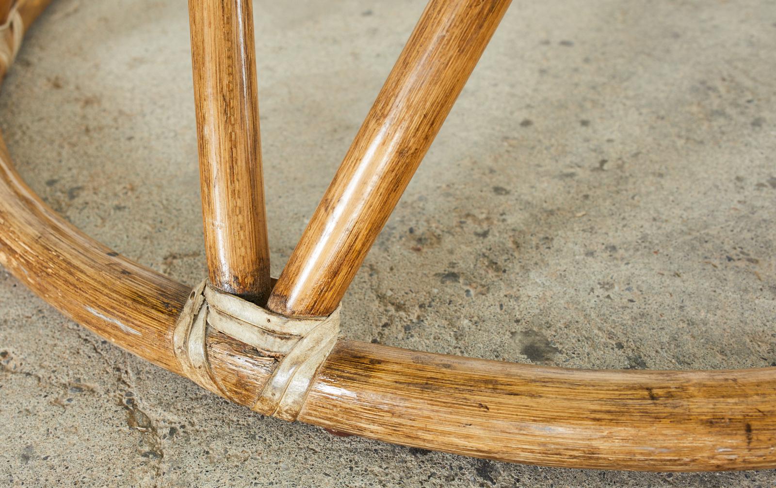 Table à manger à piédestal en rotin organique moderne McGuire en vente 4