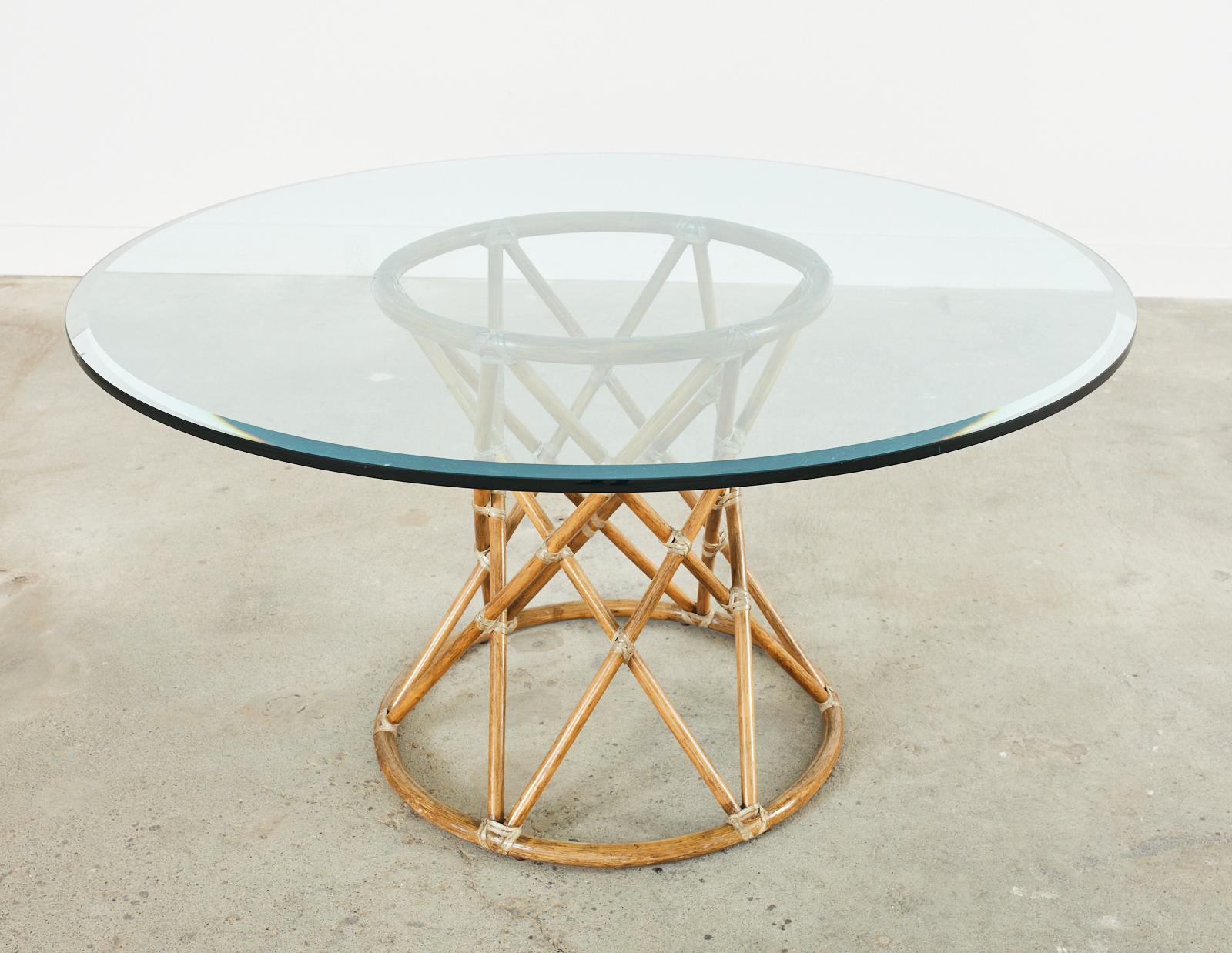 Biseauté Table à manger à piédestal en rotin organique moderne McGuire en vente