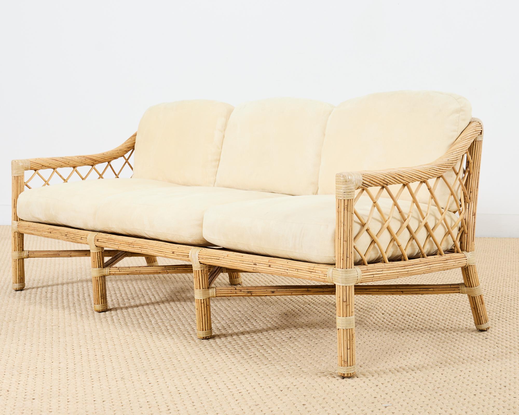 McGuire Sofá Settee de ratán moderno orgánico de caña de lápiz Estadounidense en venta
