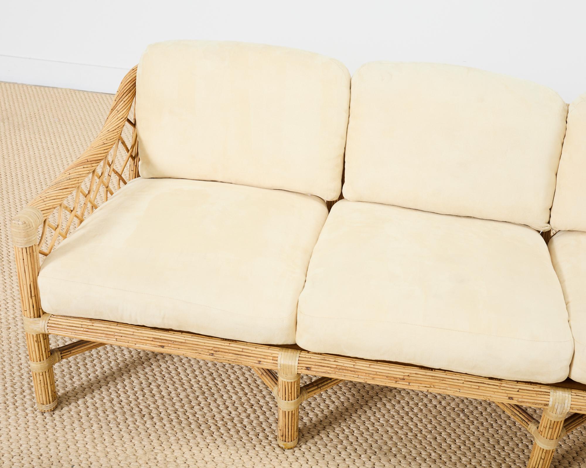 McGuire Sofá Settee de ratán moderno orgánico de caña de lápiz Hecho a mano en venta