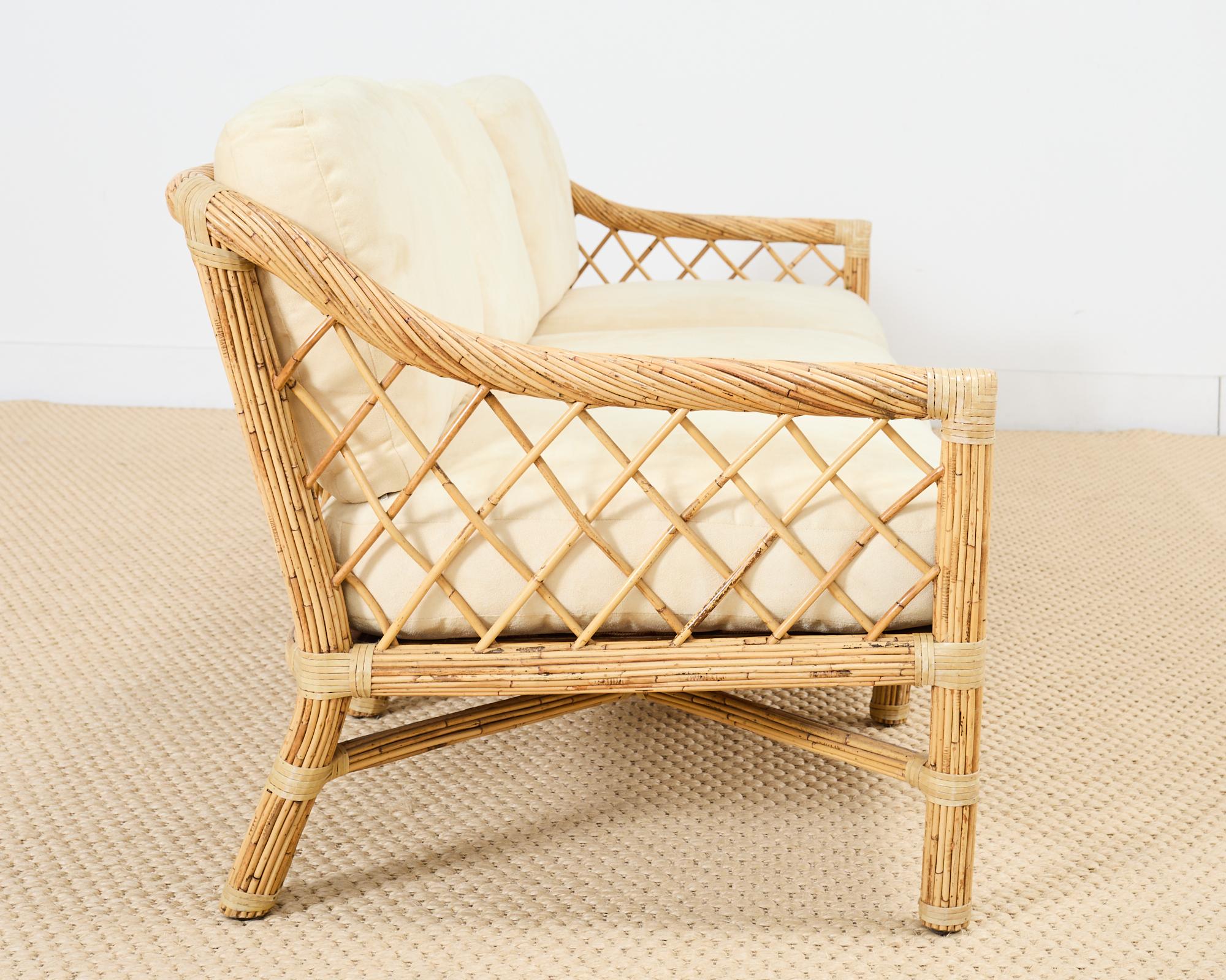 McGuire Sofá Settee de ratán moderno orgánico de caña de lápiz Cuero en venta