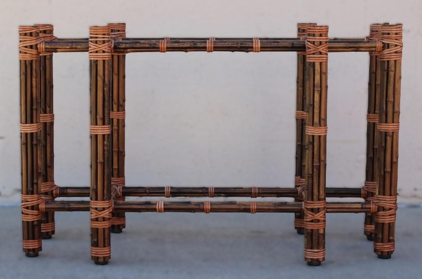 Mesa de comedor orgánica moderna rectangular de bambú McGuire Base para tapa de cristal (no incluida) diseñada por John McGuire. Creada para su uso con una tapa de cristal rectangular, la base presenta ocho patas de bambú atado con los