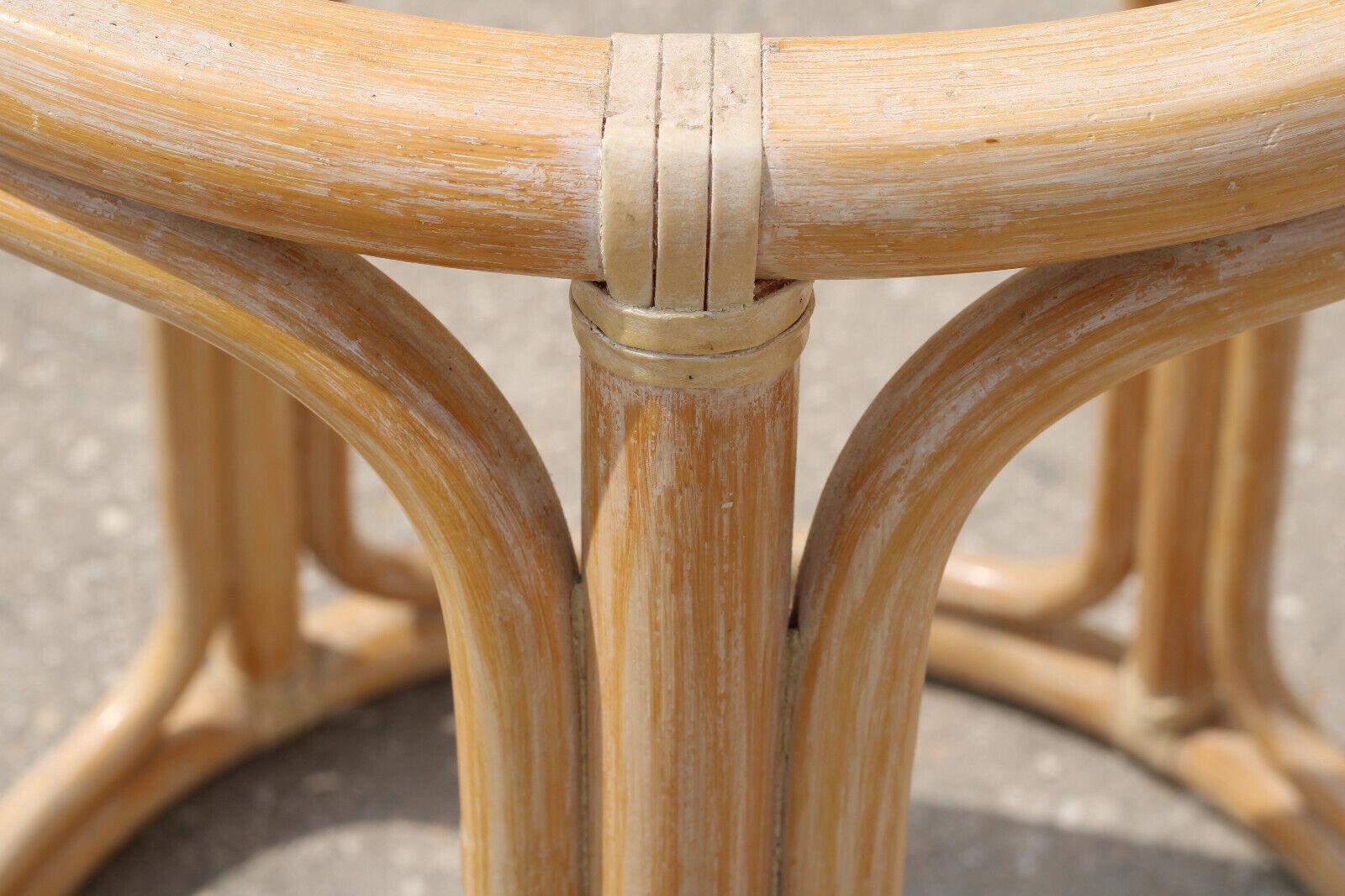 Table de salle à manger ronde organique McGuire avec piédestal en verre et rotin Bon état - En vente à Vero Beach, FL