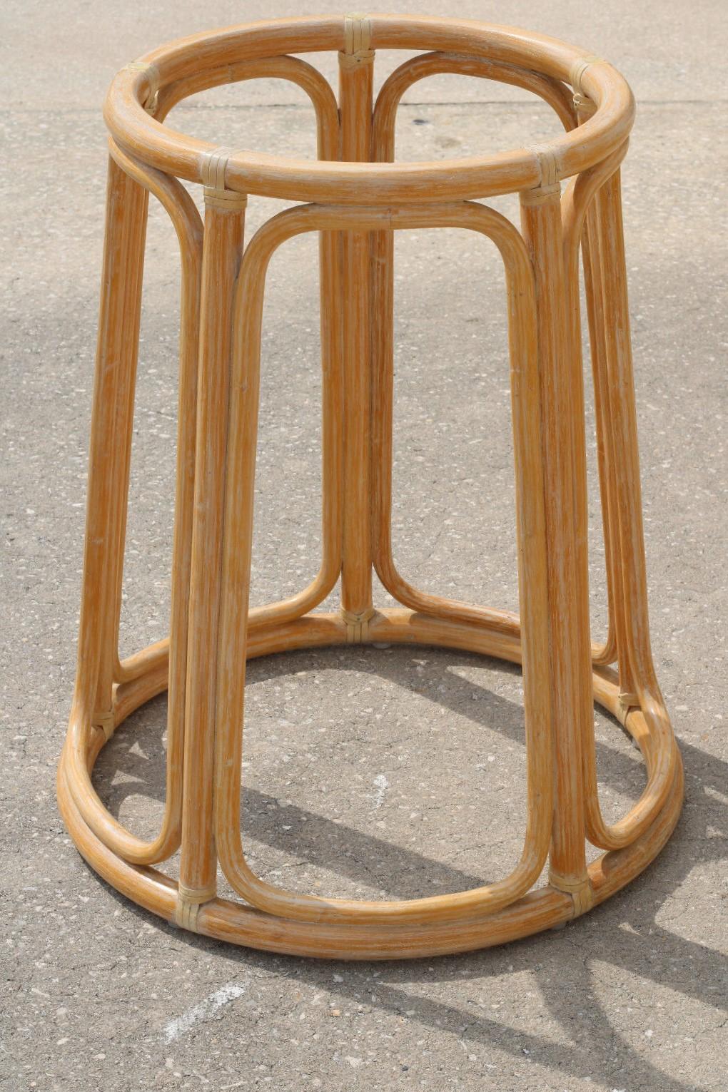 20ième siècle Table de salle à manger ronde organique McGuire avec piédestal en verre et rotin en vente