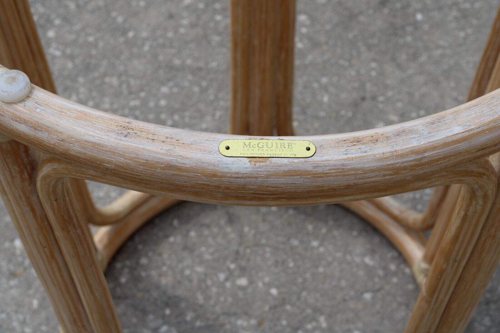 Rotin Table de salle à manger ronde organique McGuire avec piédestal en verre et rotin en vente