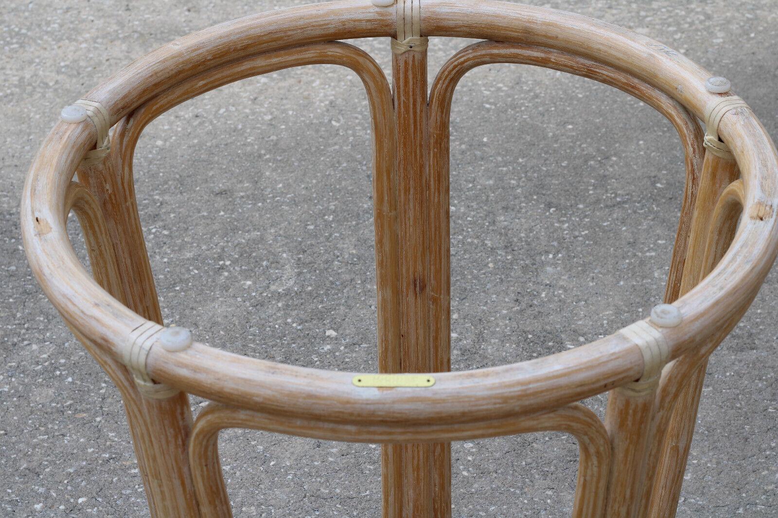 Table de salle à manger ronde organique McGuire avec piédestal en verre et rotin en vente 1