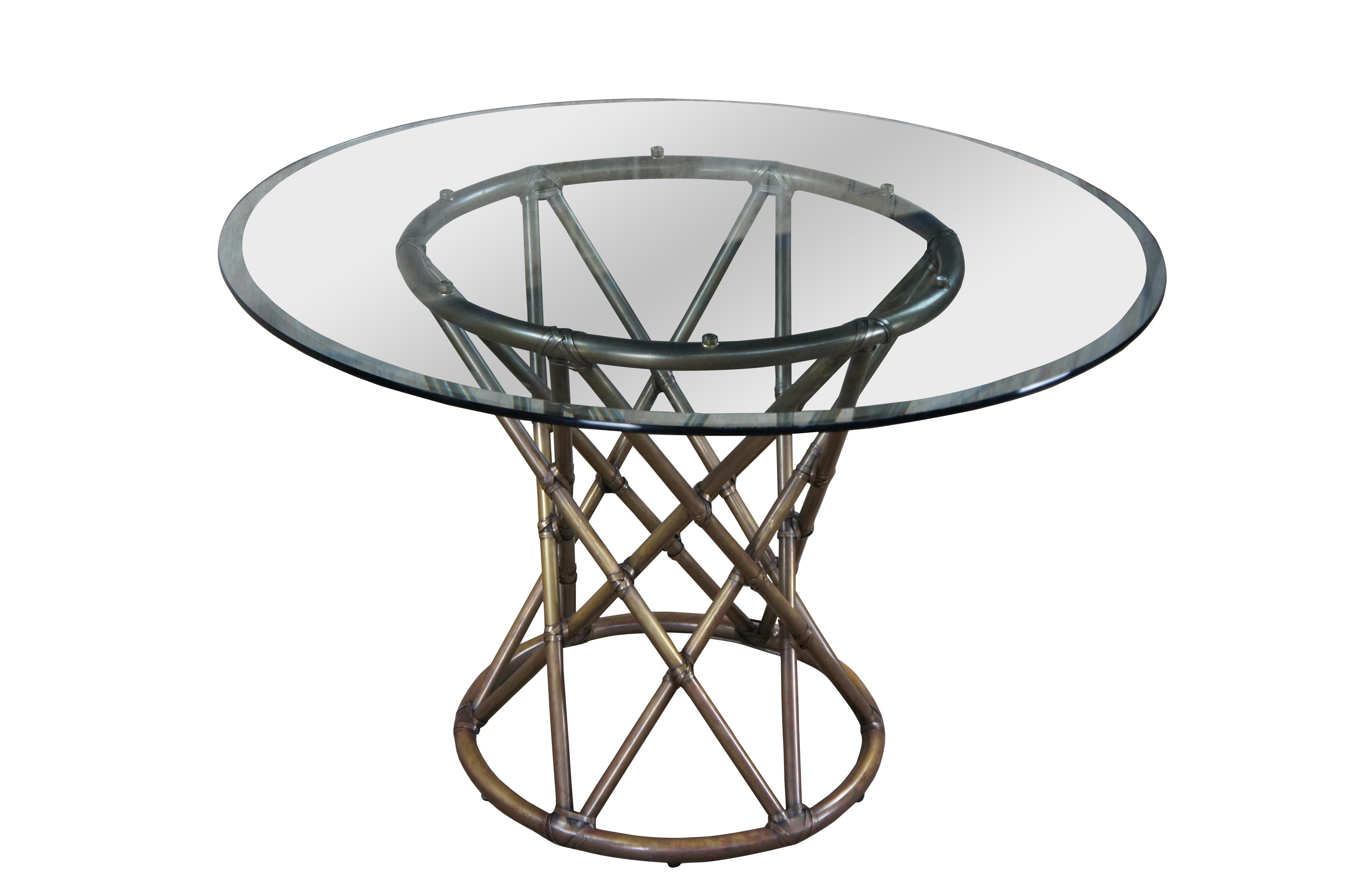 Mesa de desayuno / comedor / cartas / juego con pedestal moderna orgánica McGuire vintage.  De latón tubular con diseño de bambú/ratán sintético y forma geométrica de reloj de arena.  Cubierto con un grueso cristal redondo biselado de 44