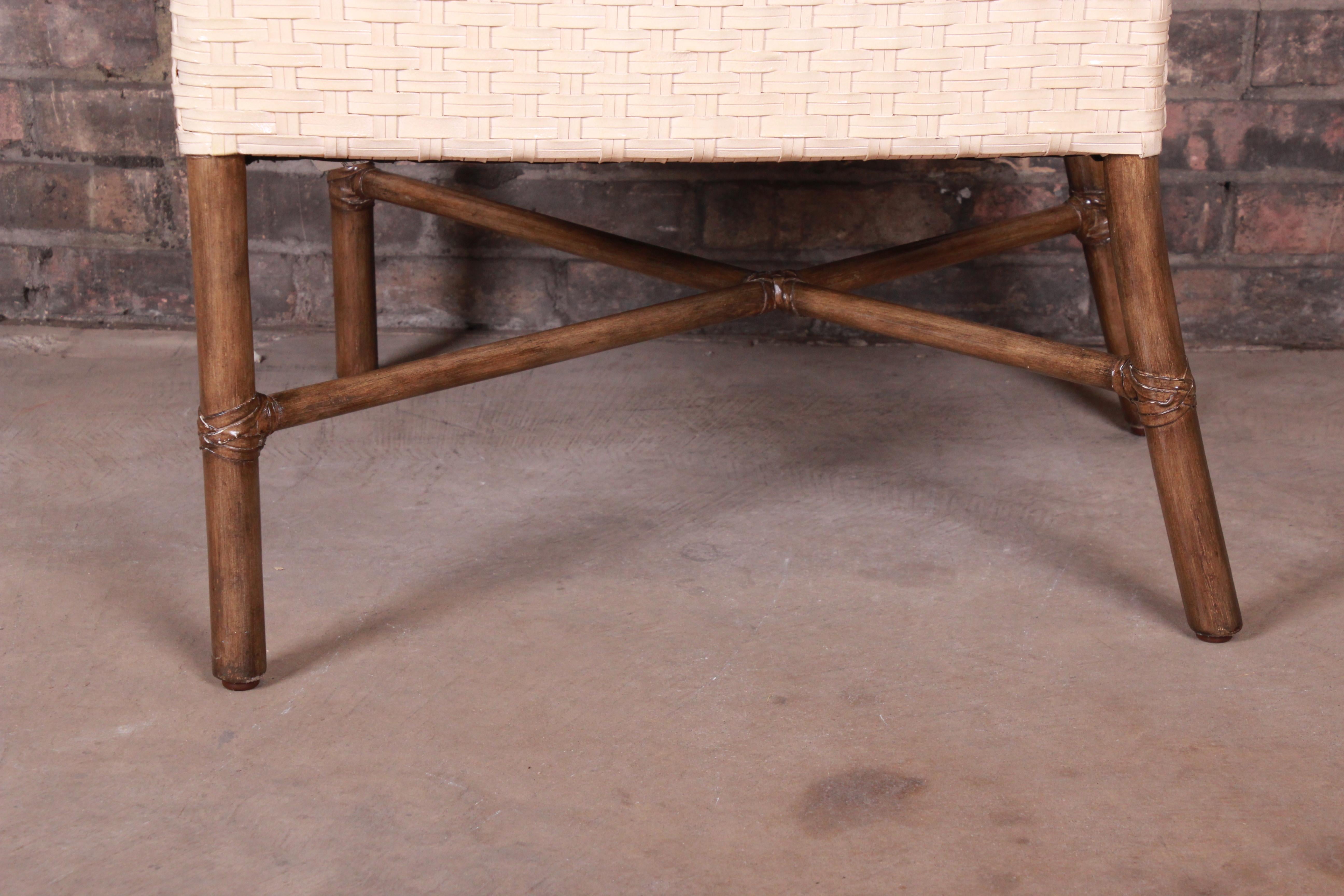 Chaise de salon McGuire moderne et naturelle en rotin de bambou tressé et bois massif en vente 2