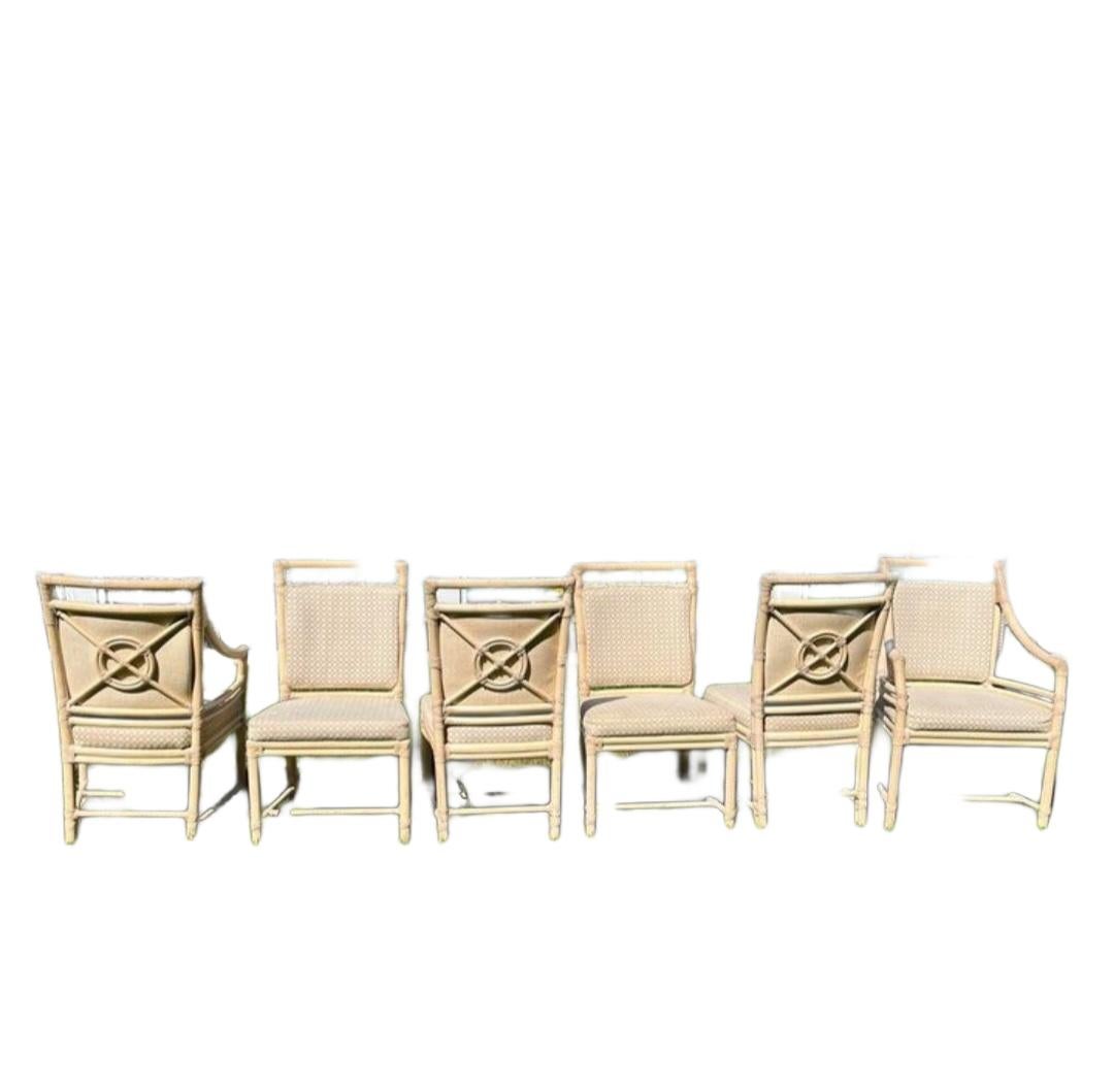 Paire de chaises à accoudoirs McGuire. 6 ensembles disponibles. Les chaises de salle à manger sont également disponibles et vendues séparément. Structurellement solide. 