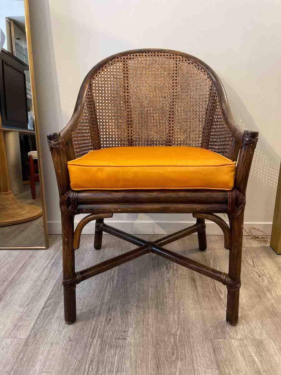 Set di 4 poltrone con struttura in bambù e cuscini in seta arancione. 

Le poltrone sono tutte firmate Mc Guire, hanno lo schienale in rattan con un dettaglio a trama viennese molto contemporaneo e sono state restaurate in modo conservativo. La base