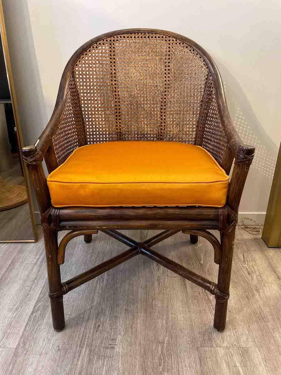 Moderno McGuire, Set di 4 poltrone in rattan e bambù con cuscini arancioni in vendita