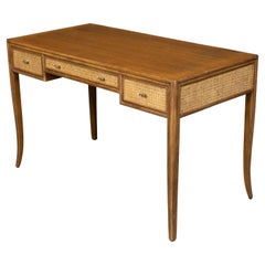 McGuire Schreibtisch aus Rattan und Eiche aus der Jahrhundertmitte mit drei Schubladen und Säbelbeinen