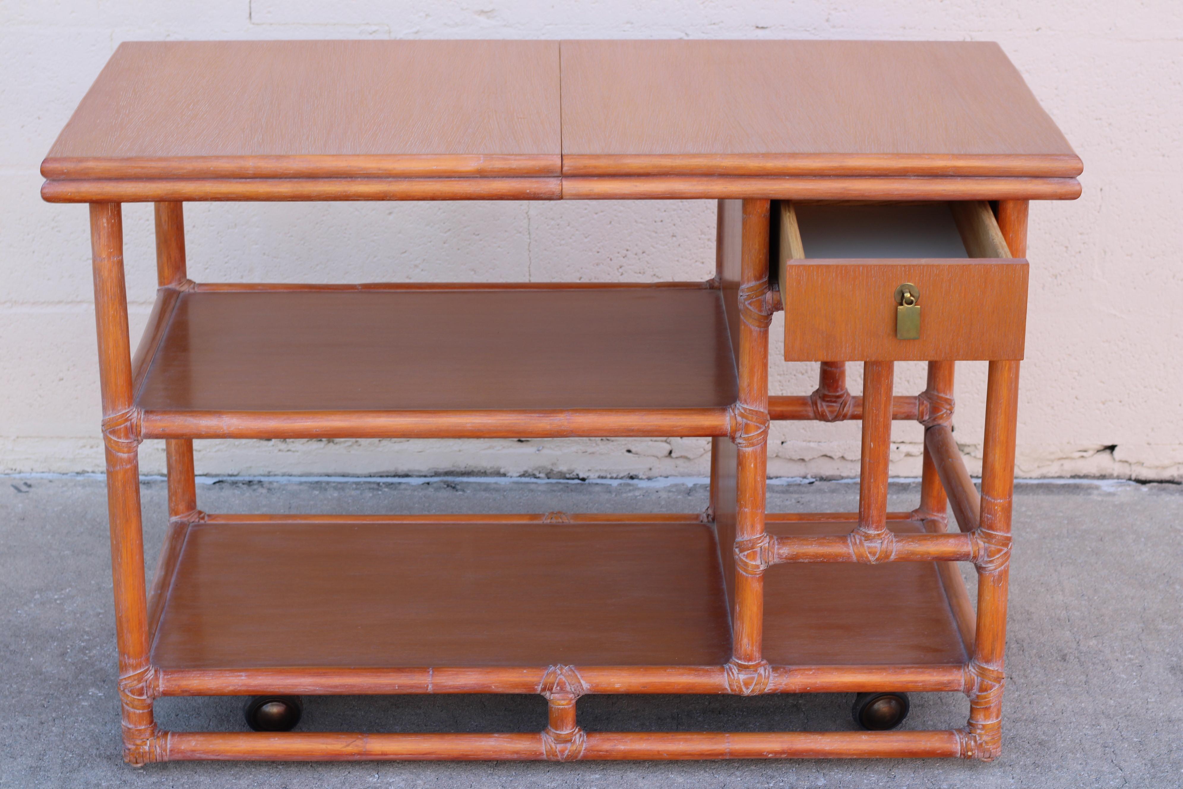 Cesta de servir McGuire de ratán, bambú y roble de mediados de siglo Buffet con tablero extensible en venta 3