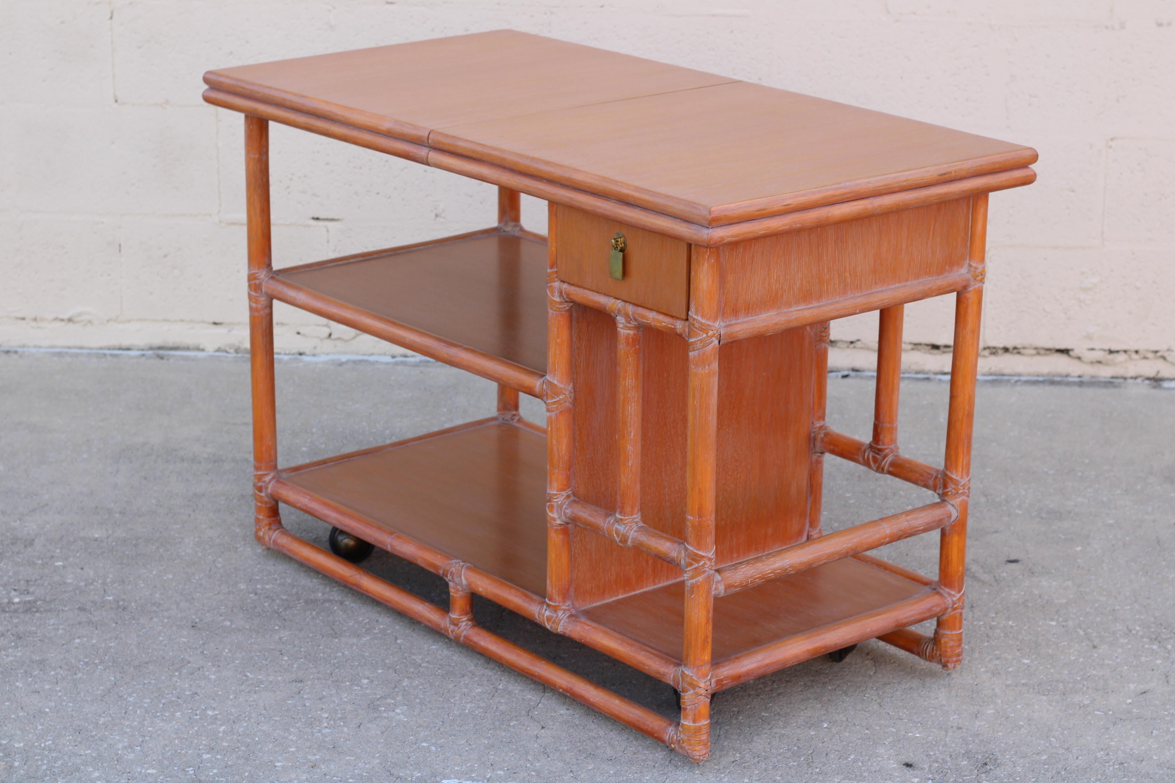 Cesta de servir McGuire de ratán, bambú y roble de mediados de siglo Buffet con tablero extensible en venta 6