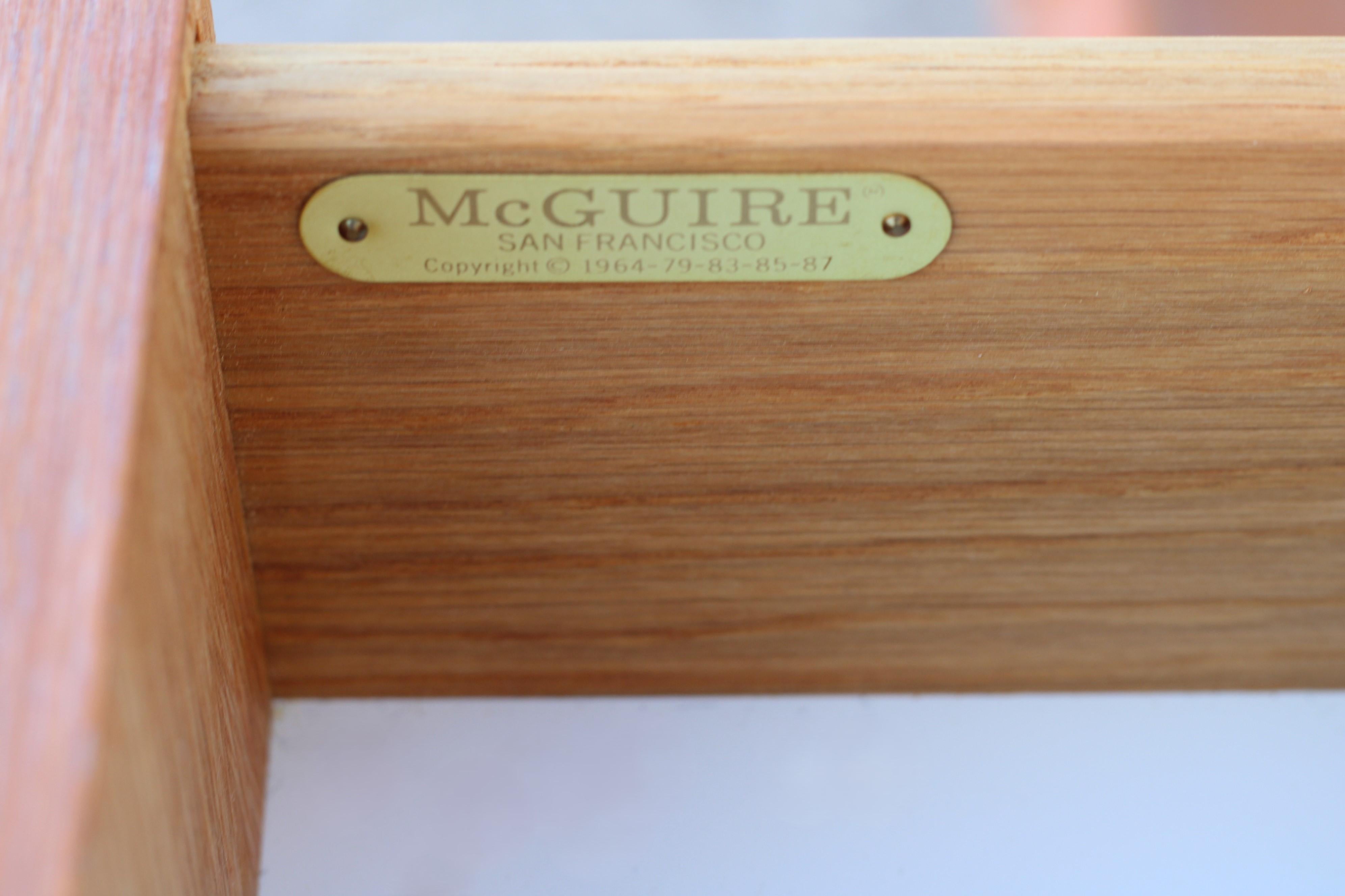 Cesta de servir McGuire de ratán, bambú y roble de mediados de siglo Buffet con tablero extensible en venta 7