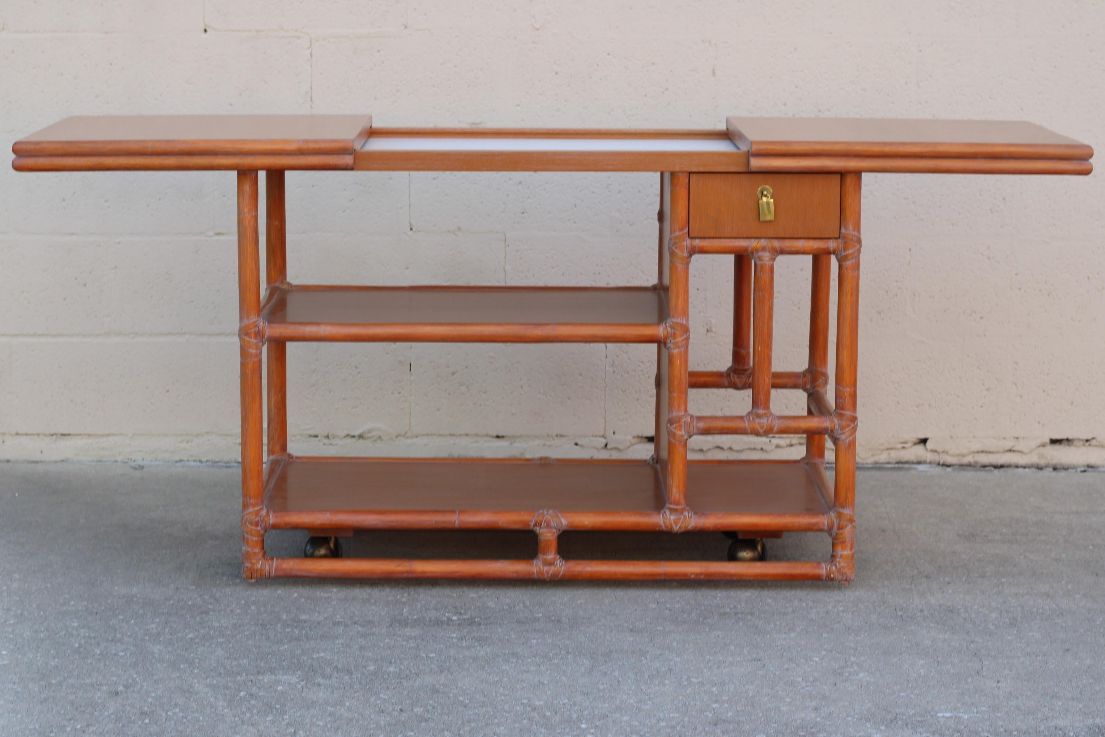 Cesta de servir McGuire de ratán, bambú y roble de mediados de siglo Buffet con tablero extensible en venta 8