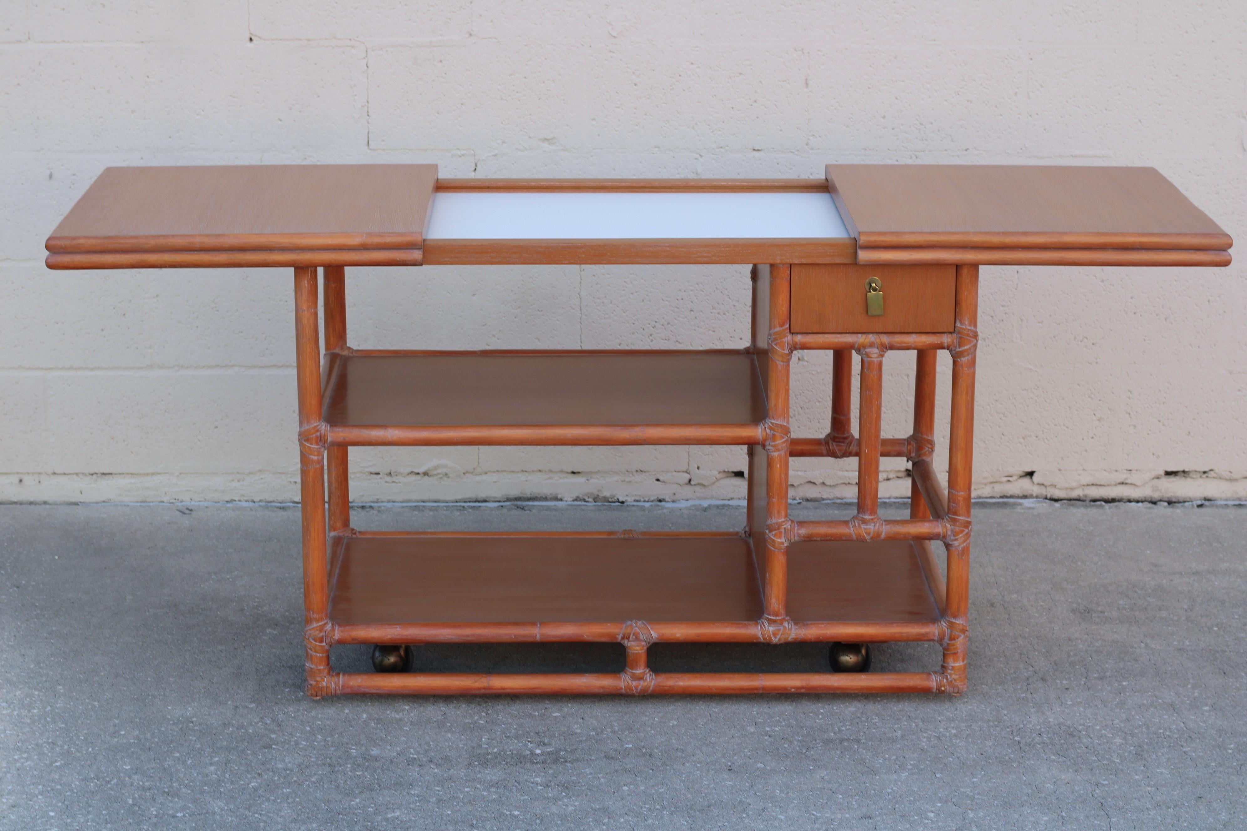 Cesta de servir McGuire de ratán, bambú y roble de mediados de siglo Buffet con tablero extensible en venta 5
