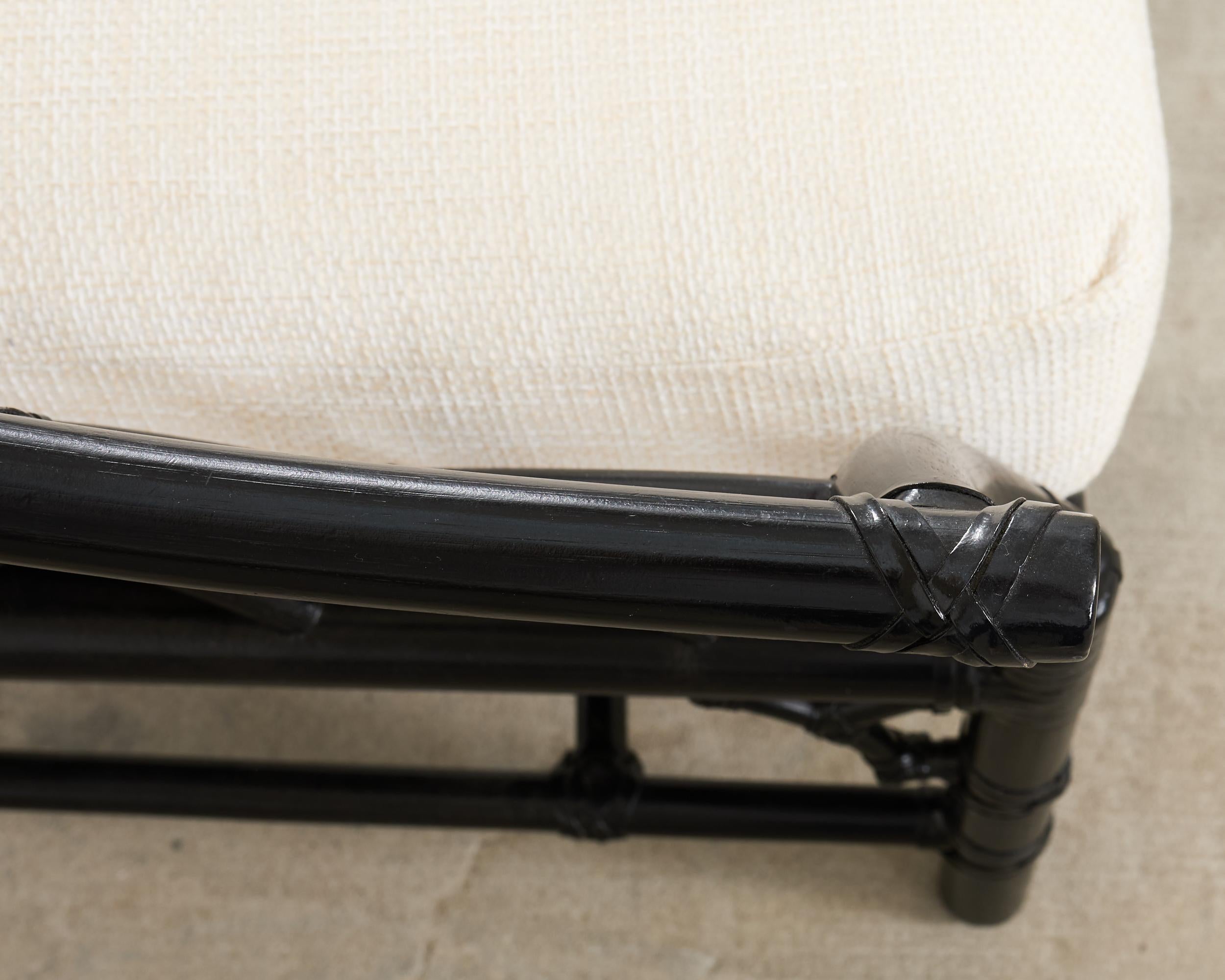 McGuire Rattan Chinese Chippendale Lackierter Loungesessel im Angebot 3