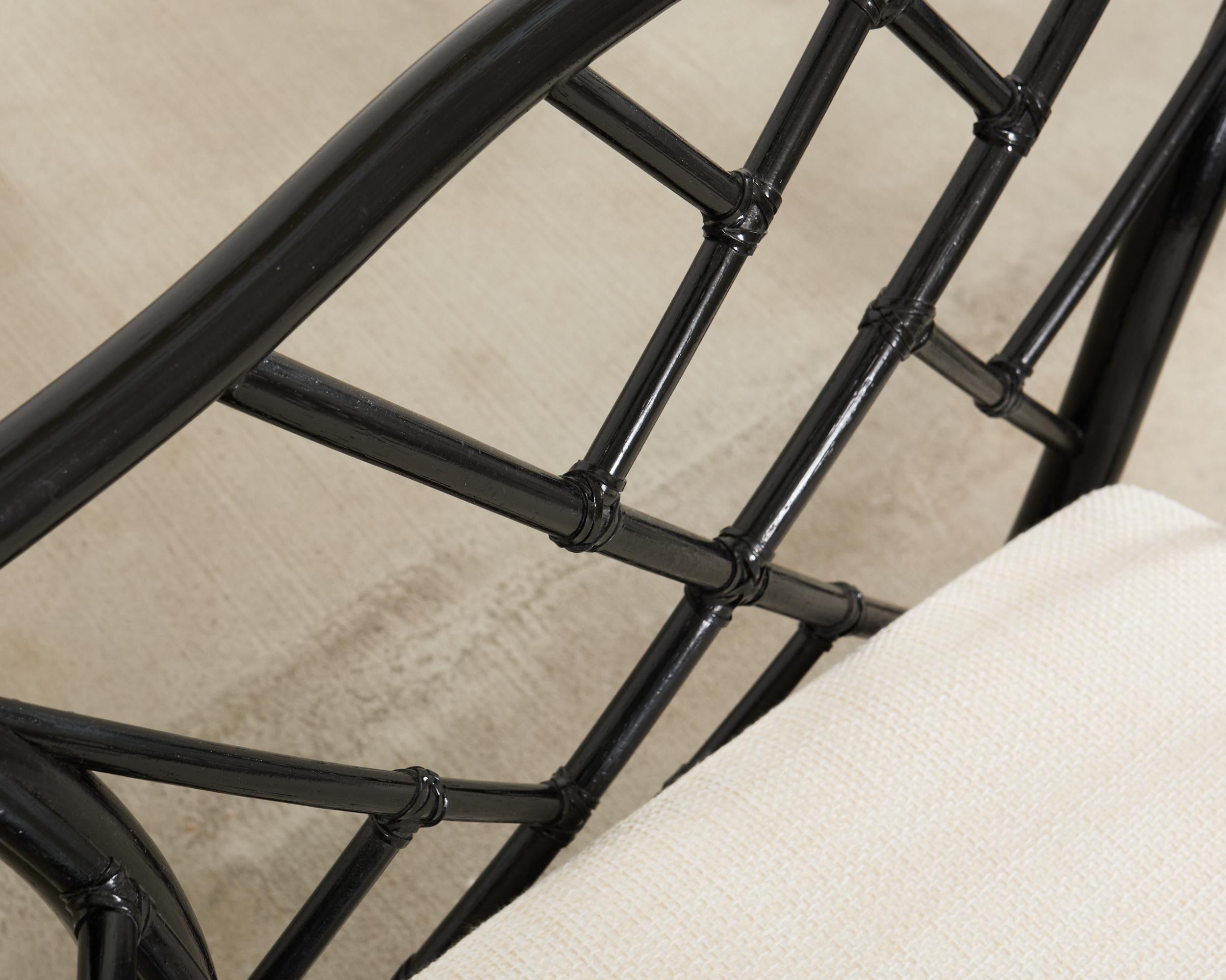 McGuire Rattan Chinese Chippendale Lackierter Loungesessel im Angebot 4