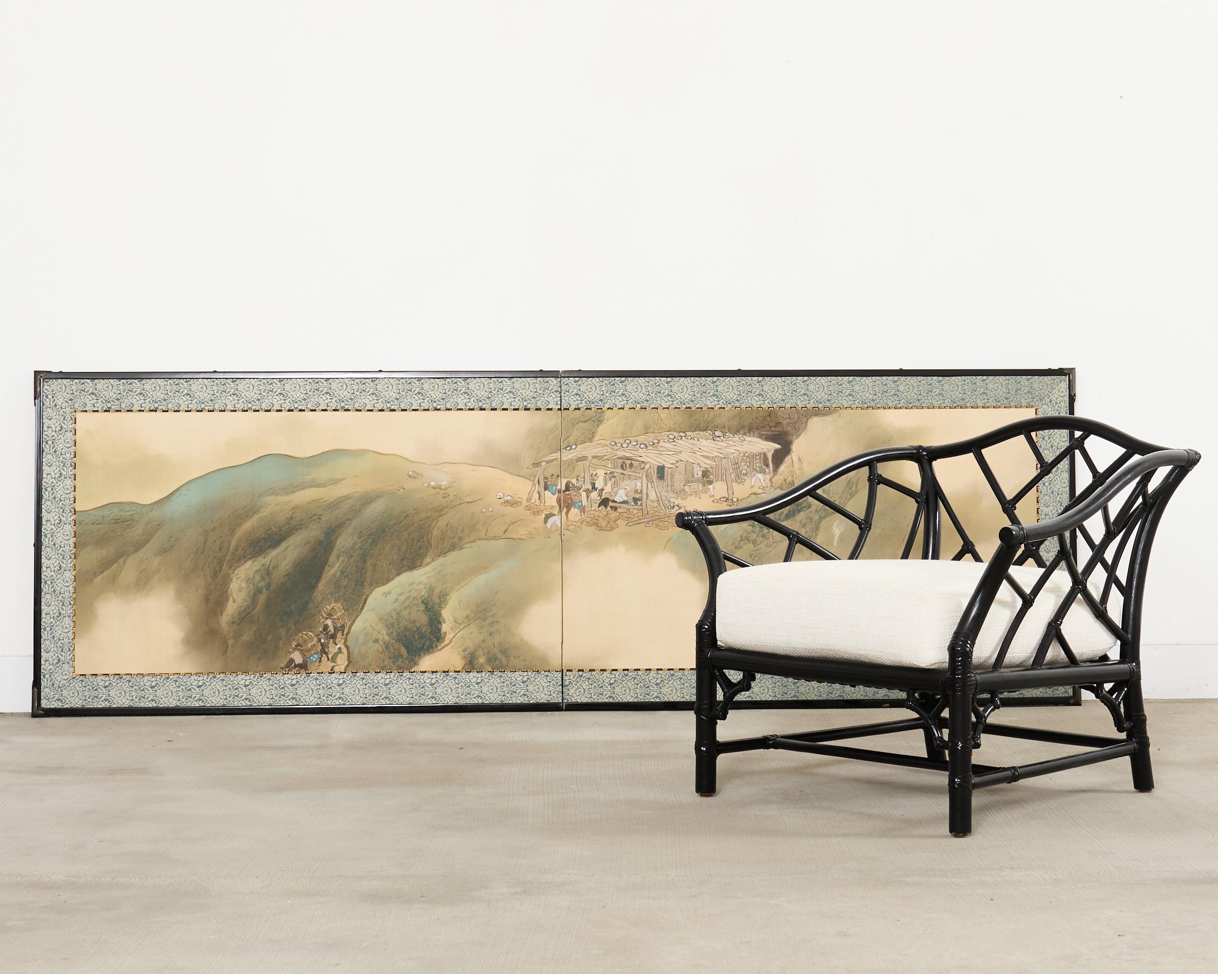 Atemberaubender organisch-moderner Rattan-Loungesessel im kalifornischen Küstenstil von McGuire Kunsthandwerkern hergestellt. Der Stuhl hat ein Gestell aus Stangenrattan mit durchbrochener Laubsägearbeit an Rücken und Seiten im chinesischen