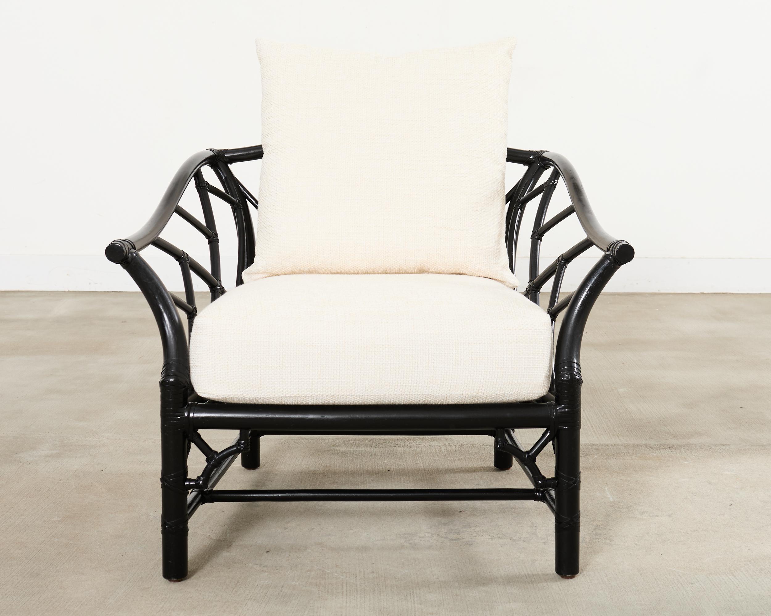 McGuire Rattan Chinese Chippendale Lackierter Loungesessel (Organische Moderne) im Angebot