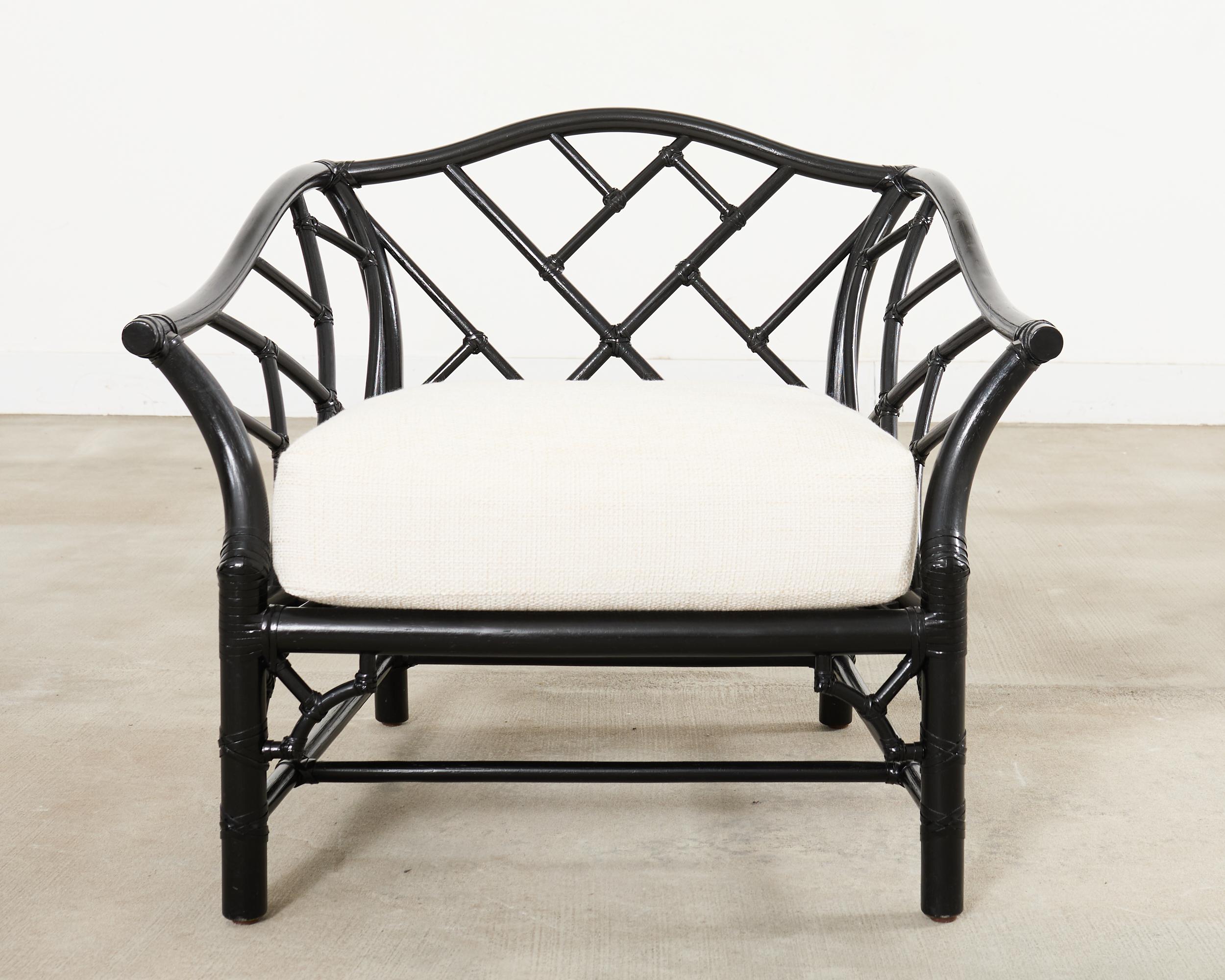McGuire Rattan Chinese Chippendale Lackierter Loungesessel (amerikanisch) im Angebot