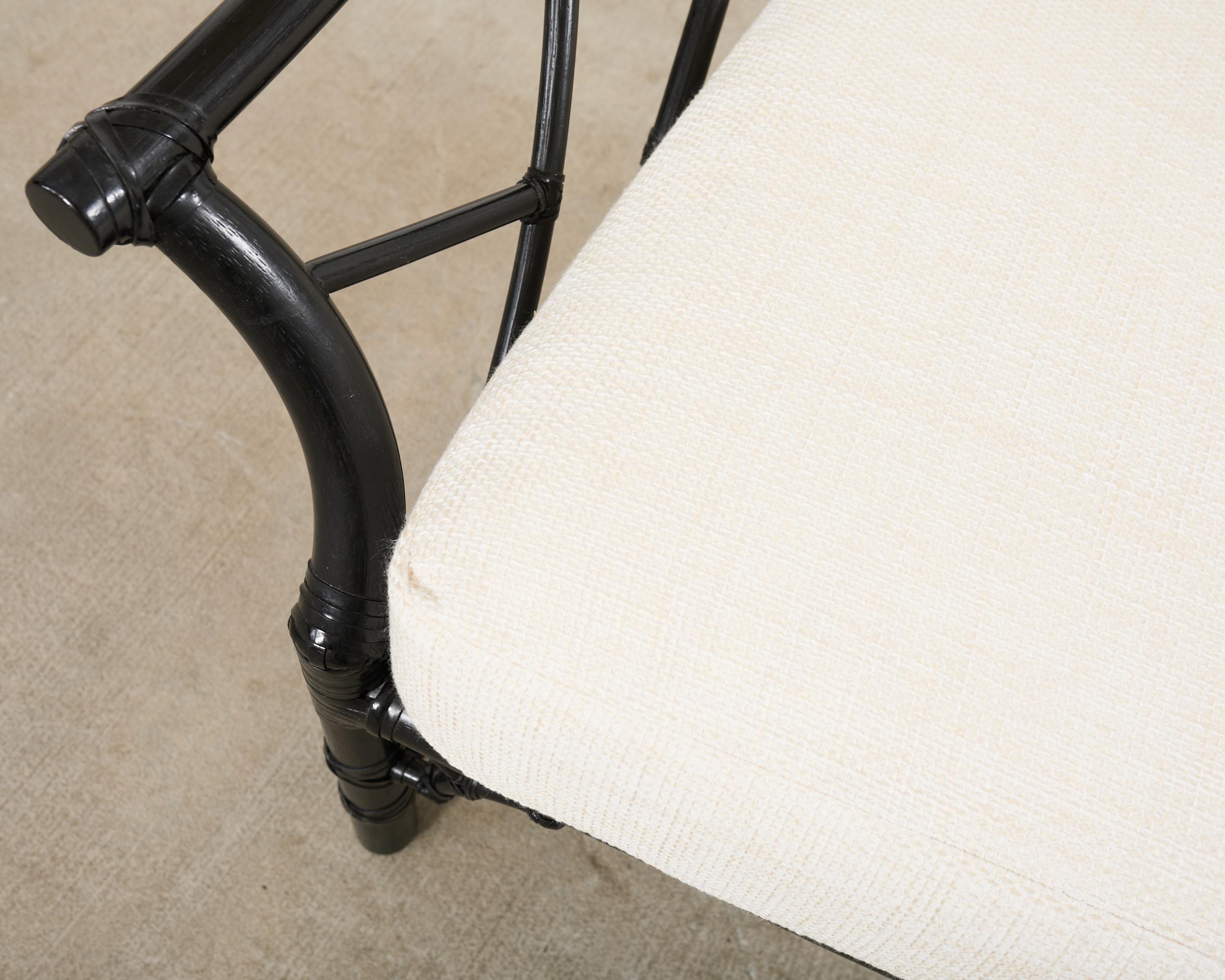 McGuire Rattan Chinese Chippendale Lackierter Loungesessel (20. Jahrhundert) im Angebot