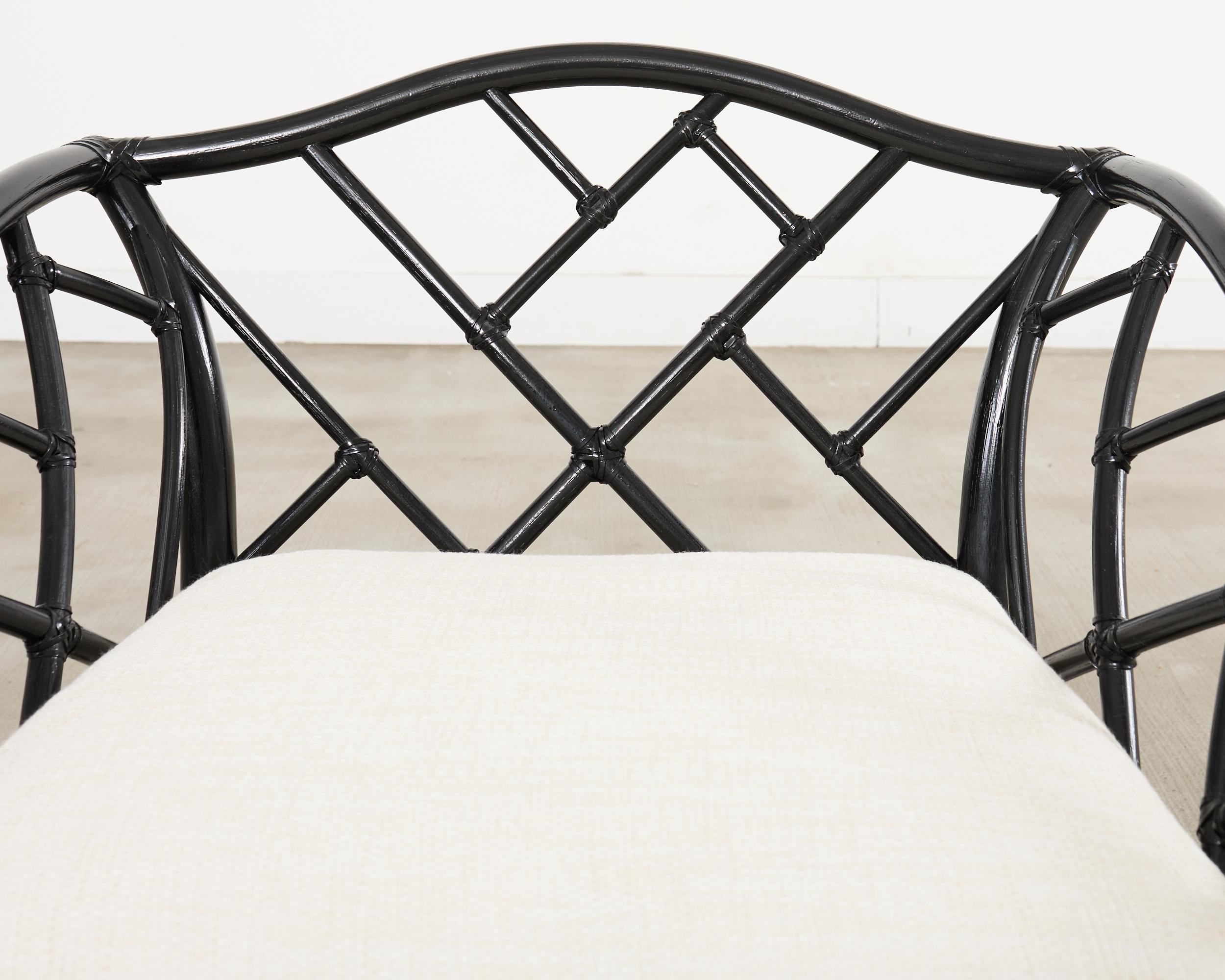 McGuire Rattan Chinese Chippendale Lackierter Loungesessel im Angebot 1