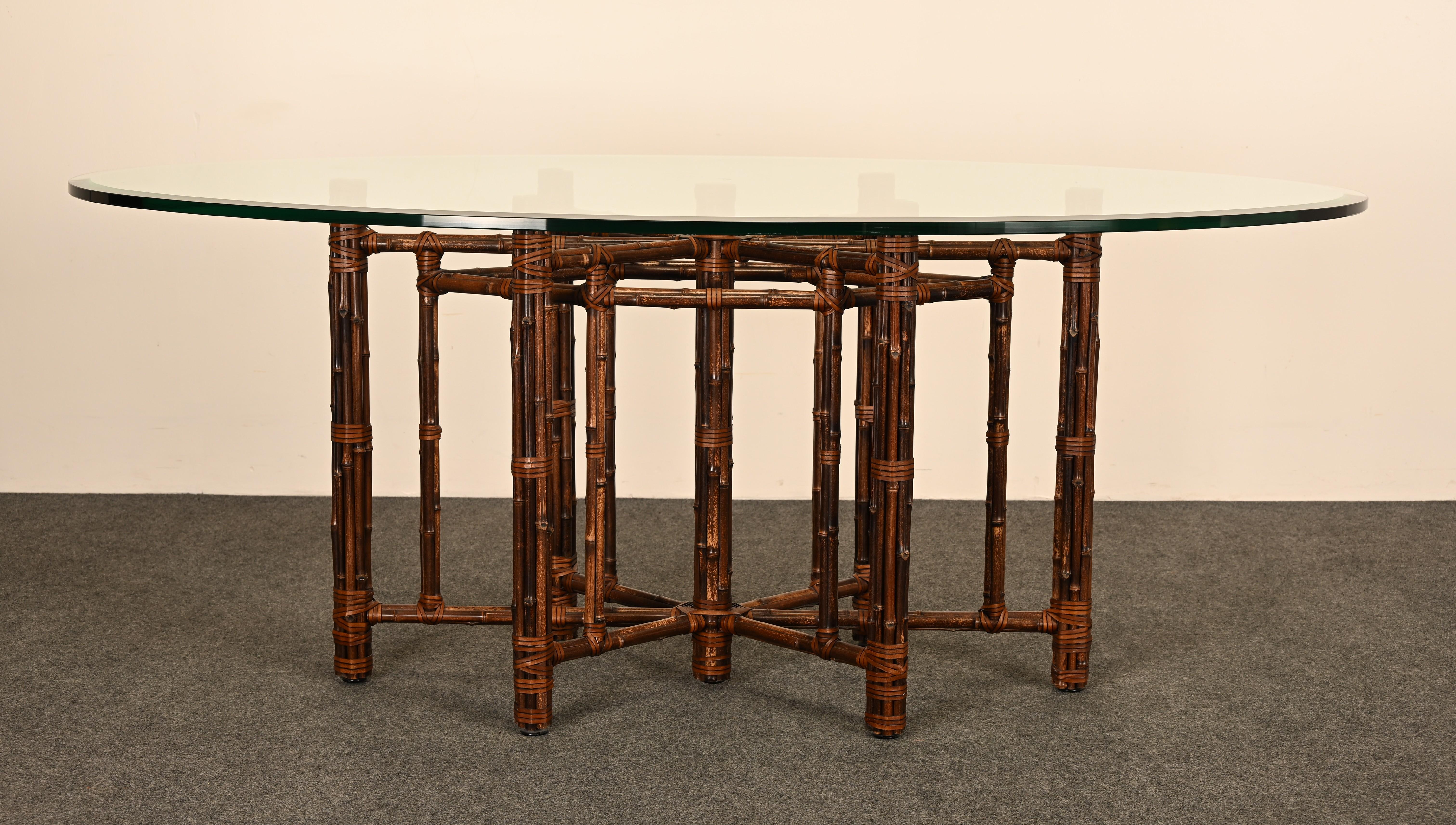 Trasforma il tuo spazio da pranzo con questo raro tavolo da pranzo McGuire Furniture Company degli anni '80, che unisce l'eleganza naturale al fascino della metà del secolo. Realizzato a San Francisco, il tavolo da pranzo rivestito in rattan sfoggia