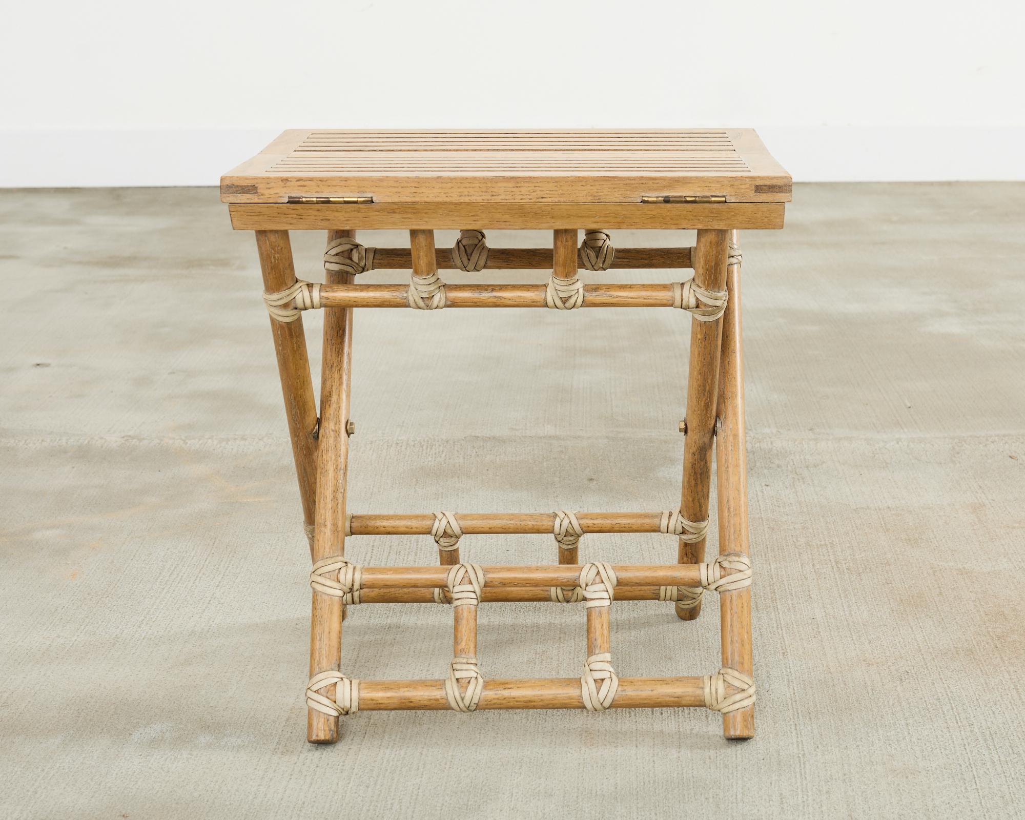 Campagne Table à boire pliante McGuire en rotin Oak Oak Campaigner Style en vente