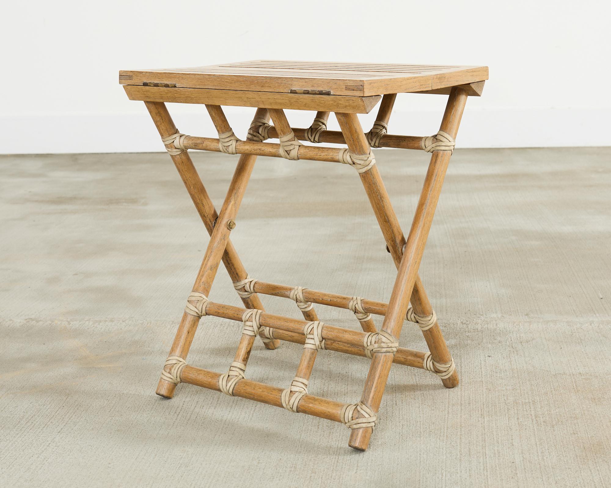 Fait main Table à boire pliante McGuire en rotin Oak Oak Campaigner Style en vente
