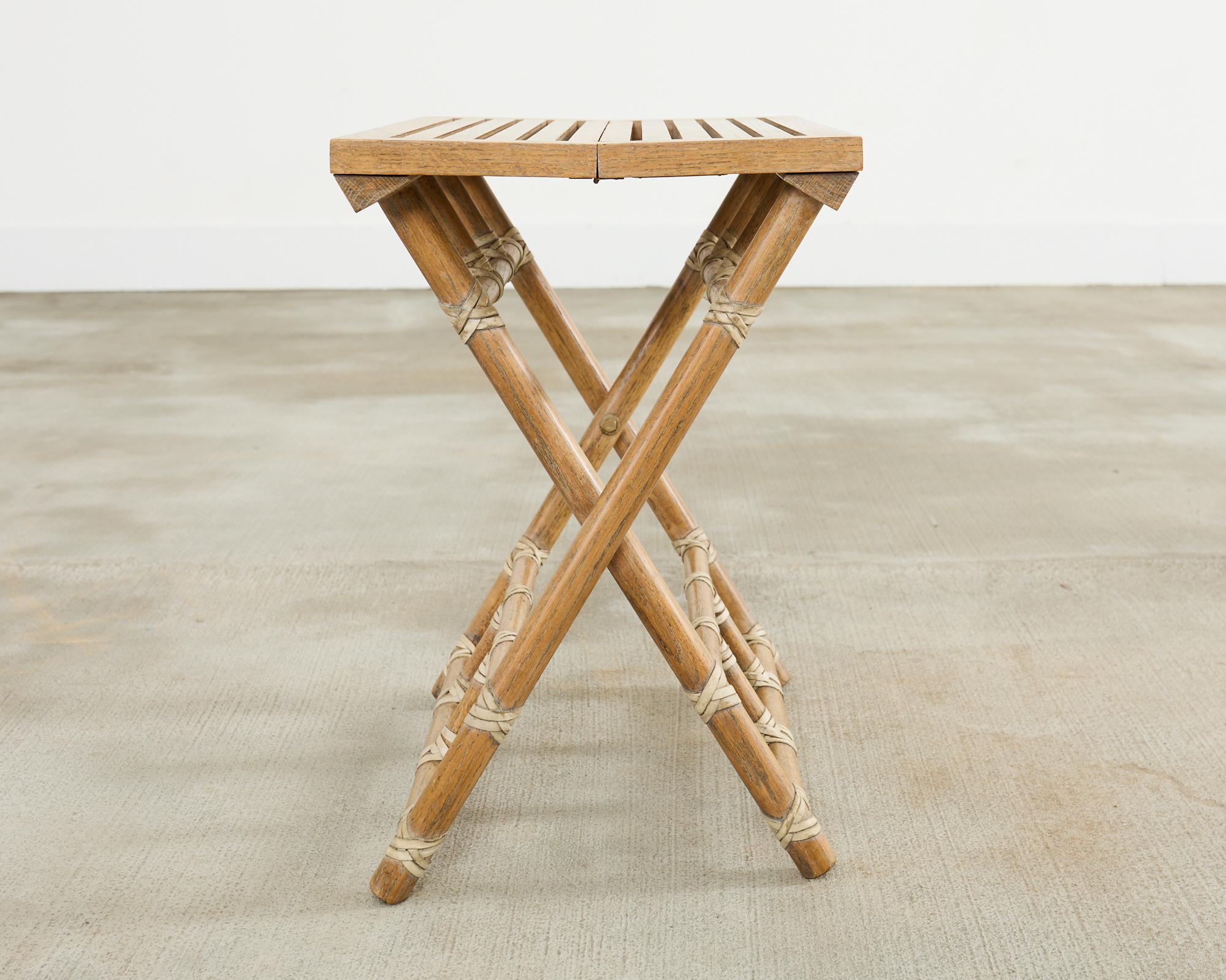 Table à boire pliante McGuire en rotin Oak Oak Campaigner Style Bon état - En vente à Rio Vista, CA