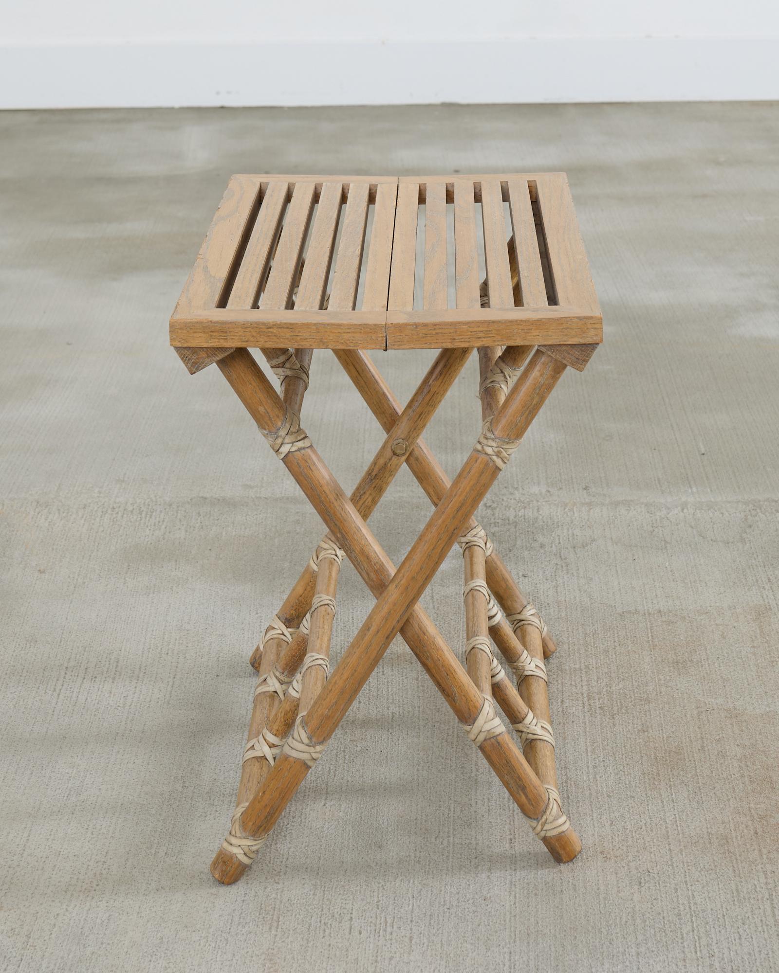 Laiton Table à boire pliante McGuire en rotin Oak Oak Campaigner Style en vente