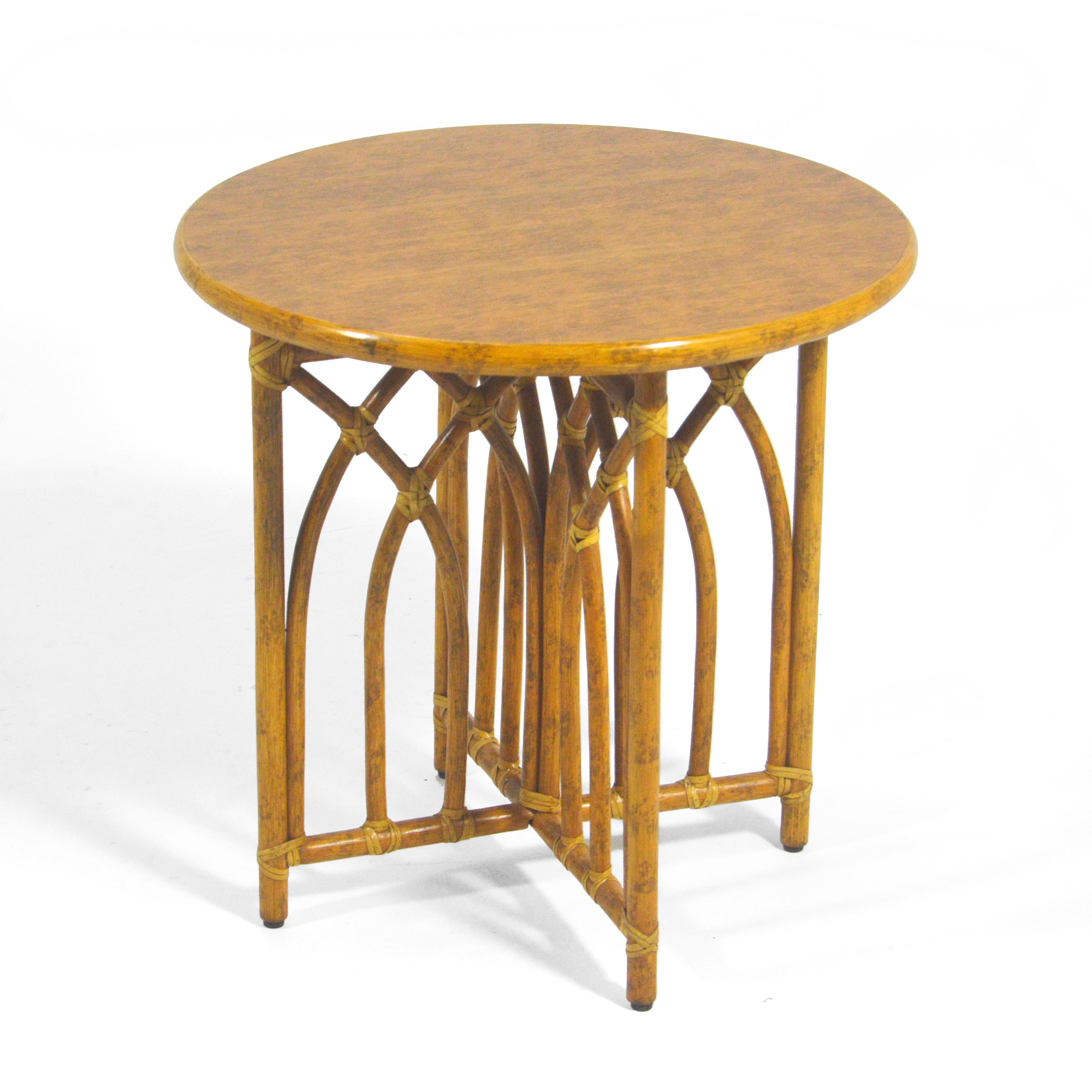 Une conception exceptionnelle par Elinor & John McQuire pour leur entreprise éponyme, cette table d'appoint en rotin a une beauté et une grâce subtiles ainsi qu'une qualité de construction impeccable. La base organique moderne en rotin a quatre