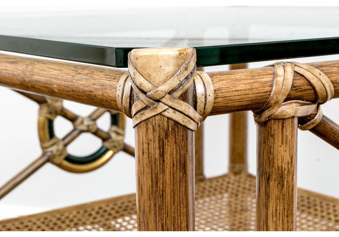 McGuire Rattan-Beistelltisch mit Glasplatte und target-Design-Glasplatte (amerikanisch) im Angebot