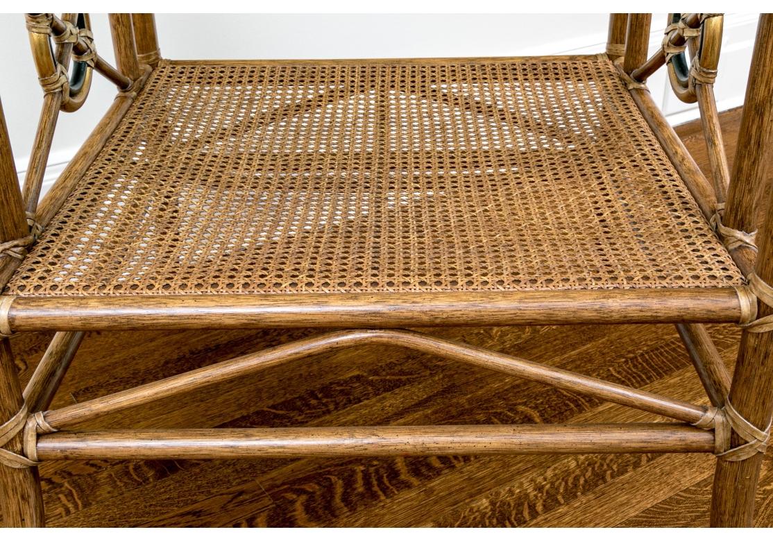 McGuire Rattan-Beistelltisch mit Glasplatte und target-Design-Glasplatte (20. Jahrhundert) im Angebot