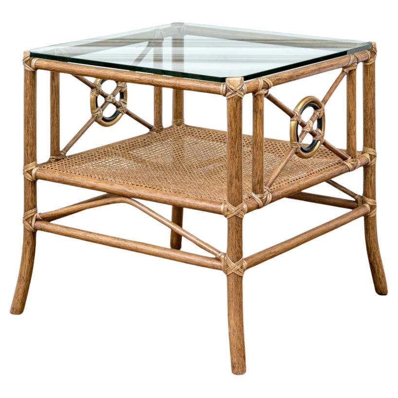 Mesa auxiliar McGuire de ratán de diseño Target con tapa de cristal
