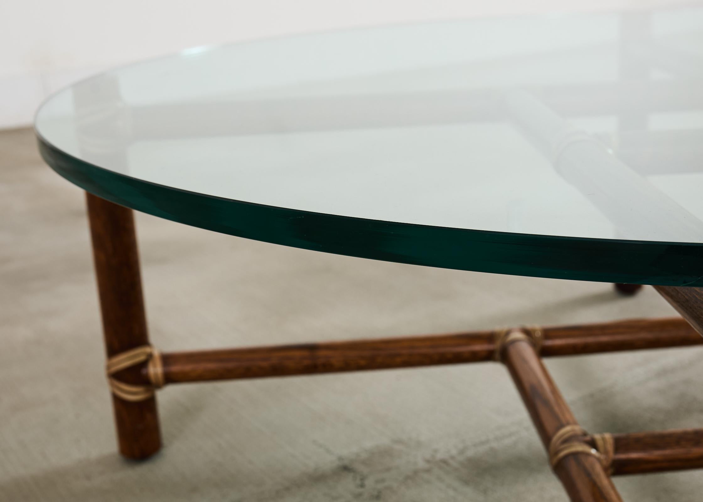 Cocktail Tables McGuire Round Oak in pelle con piano in vetro in vendita 2