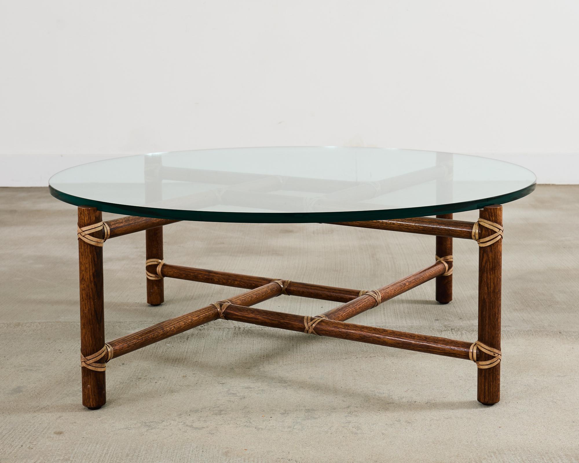 Cocktail Tables McGuire Round Oak in pelle con piano in vetro in vendita 9