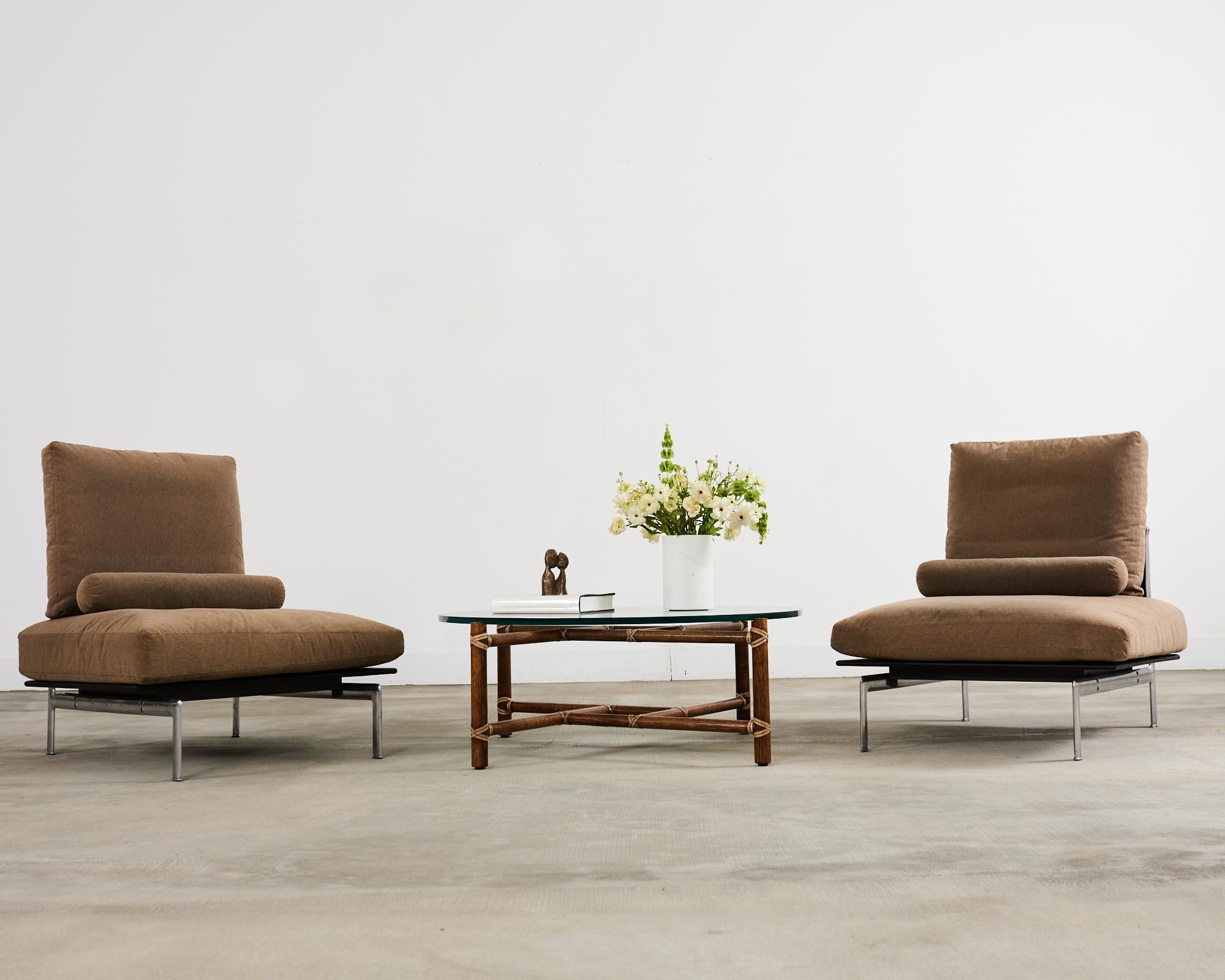 Elegante tavolino da cocktail rotondo organico e moderno, realizzato con spessi pali di Oak che mostrano le ricche venature del legno. Il tavolo presenta un design geometrico di metà secolo composto da quadrati che si intersecano. I pali di Oak sono