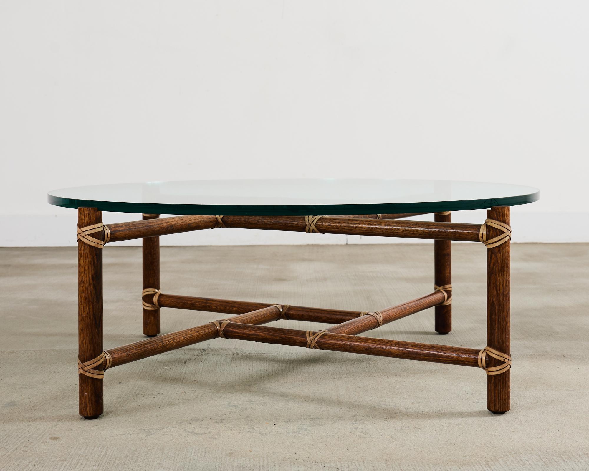 Organico moderno Cocktail Tables McGuire Round Oak in pelle con piano in vetro in vendita