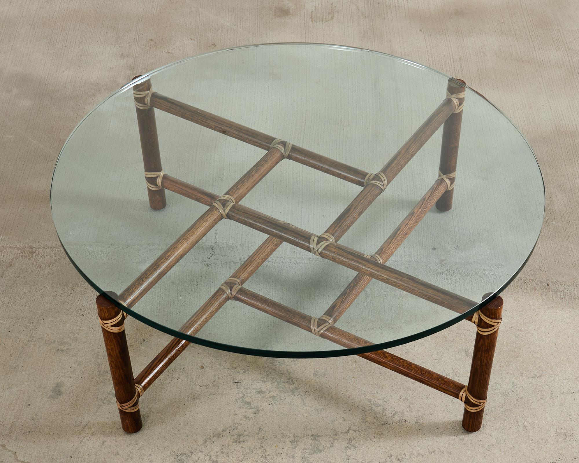 Americano Cocktail Tables McGuire Round Oak in pelle con piano in vetro in vendita