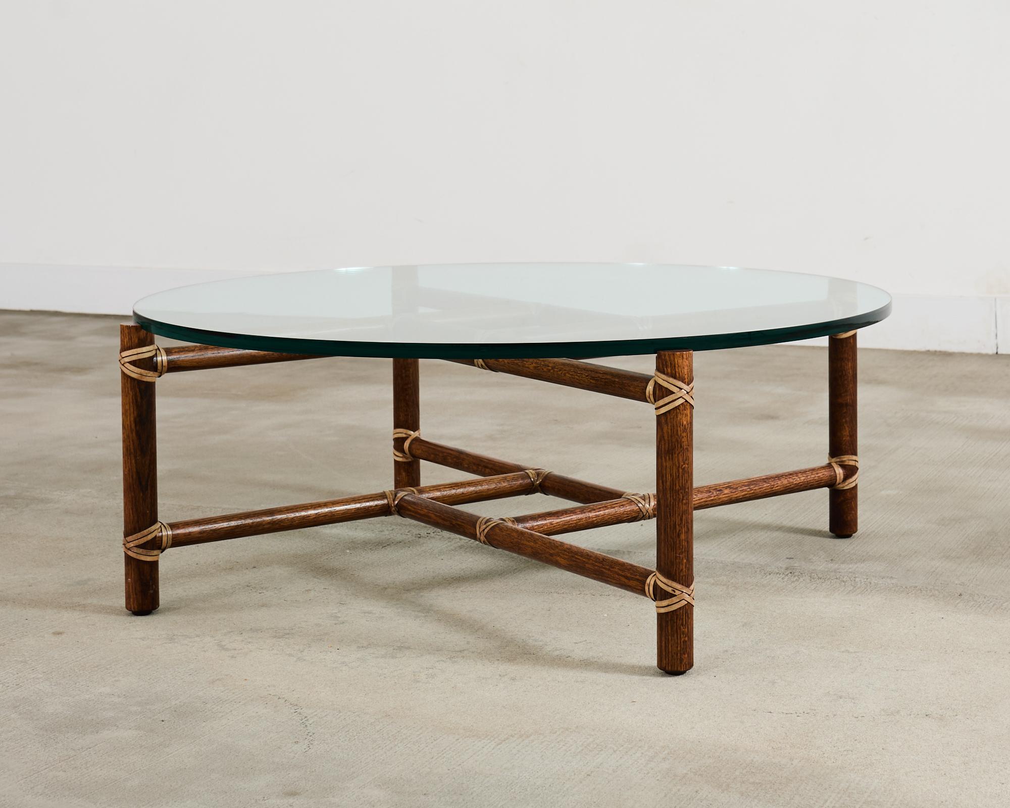 Fatto a mano Cocktail Tables McGuire Round Oak in pelle con piano in vetro in vendita