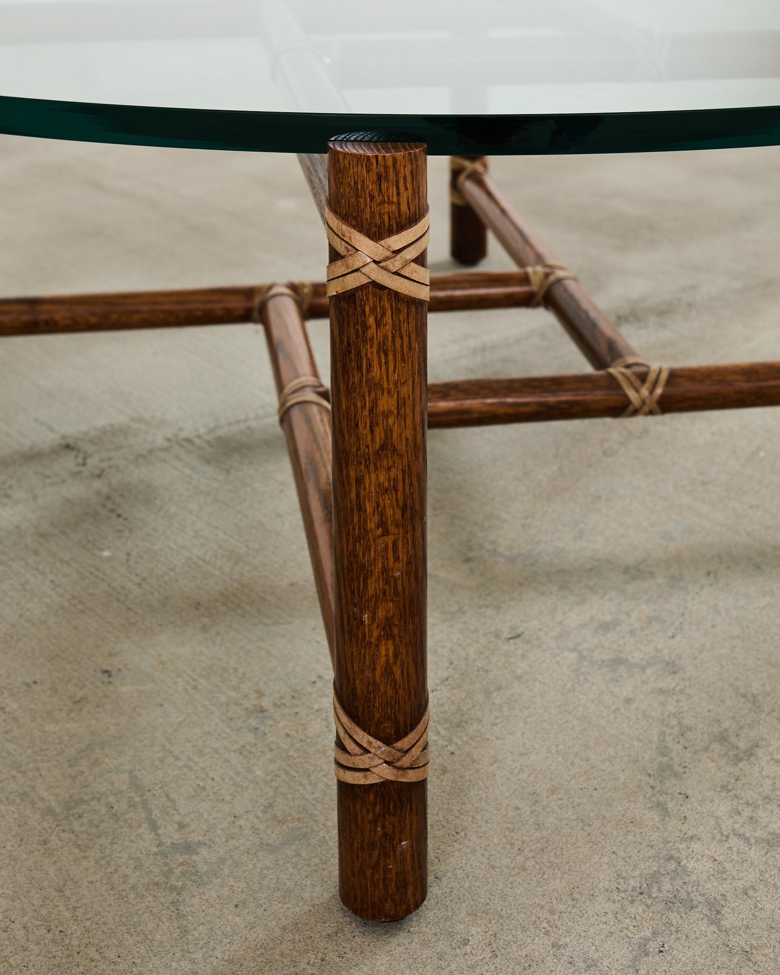 Pelle Cocktail Tables McGuire Round Oak in pelle con piano in vetro in vendita