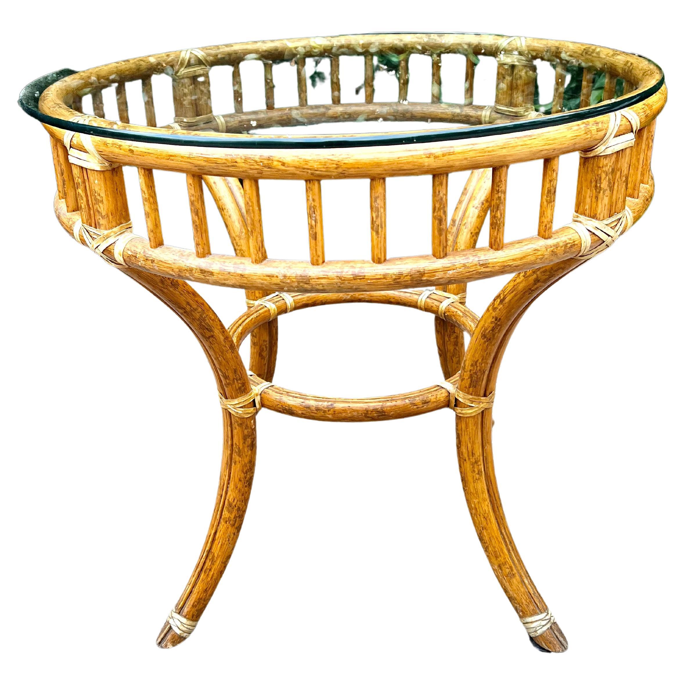 Mid-Century Modern Table d'appoint ou de salle à manger McGuire ronde en rotin et bambou en vente
