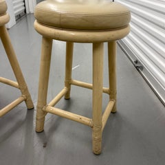 Sgabelli McGuire San Francisco in pelle di rattan imbiancata, una coppia