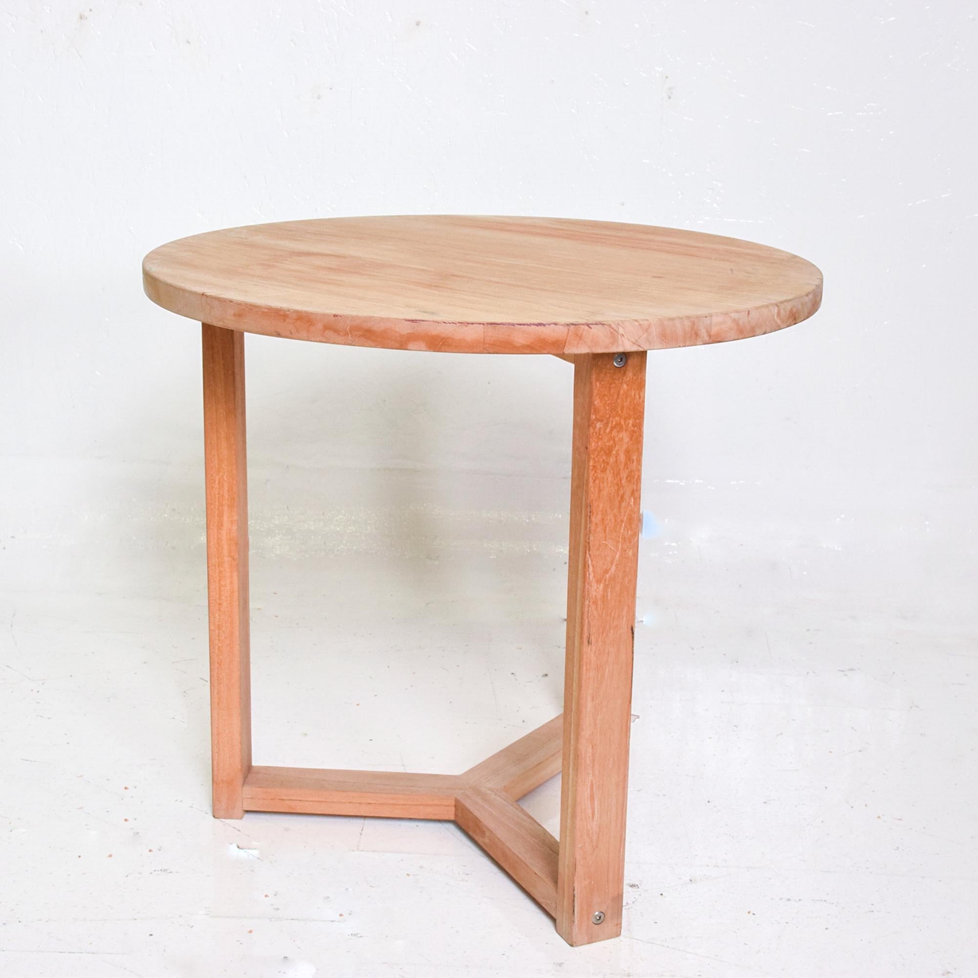 Modern Scandinavian teak round side table. Clean modern lines. Solid Teakwood. Triangular base support.
Attributed to style of McGuire of San Francisco California circa 1990s
No label present from the maker.
Dimensions: 21.5 tall x 23.5 in